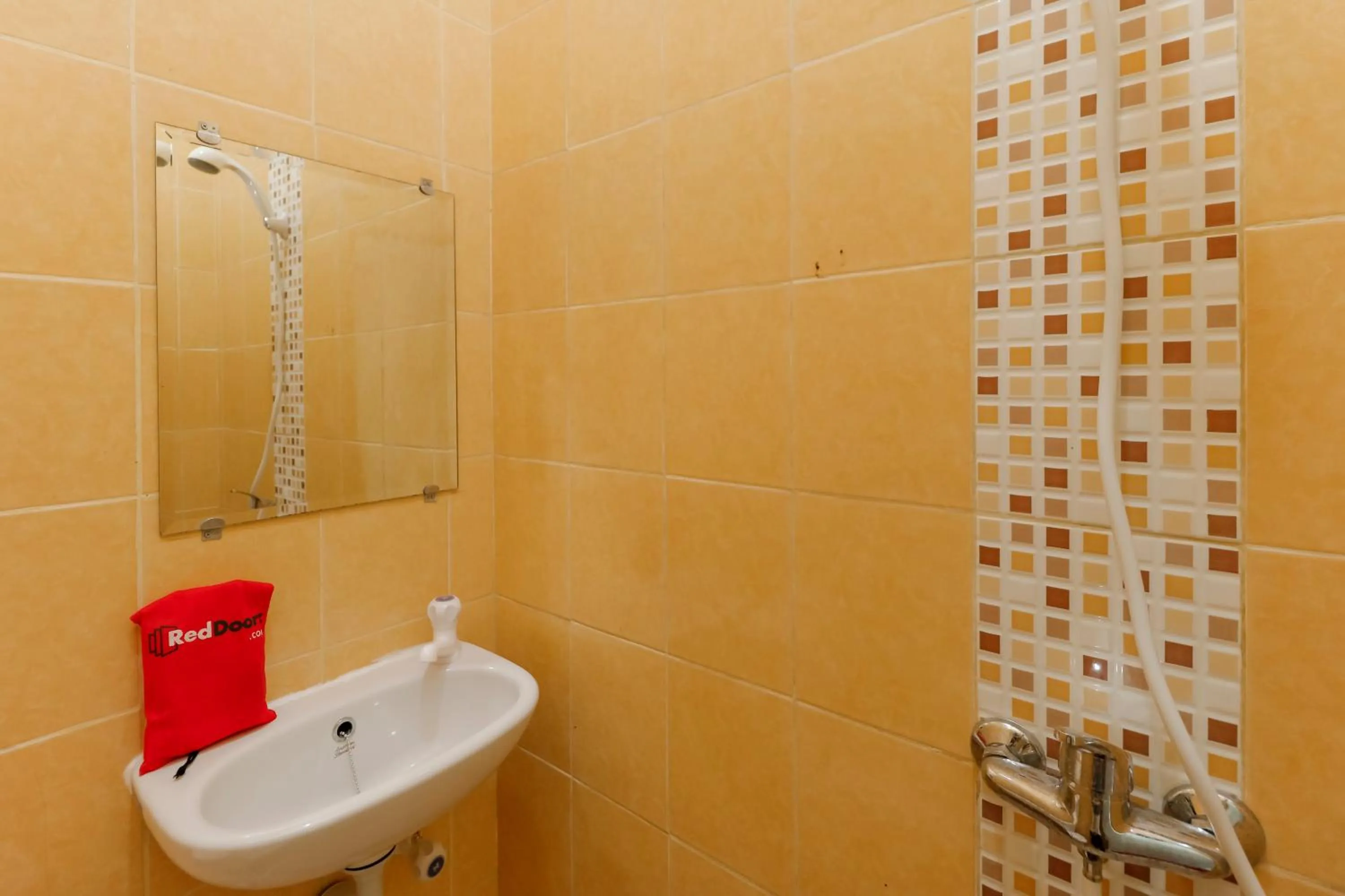 Bathroom in RedDoorz Plus near Ciputra World Kuningan 2