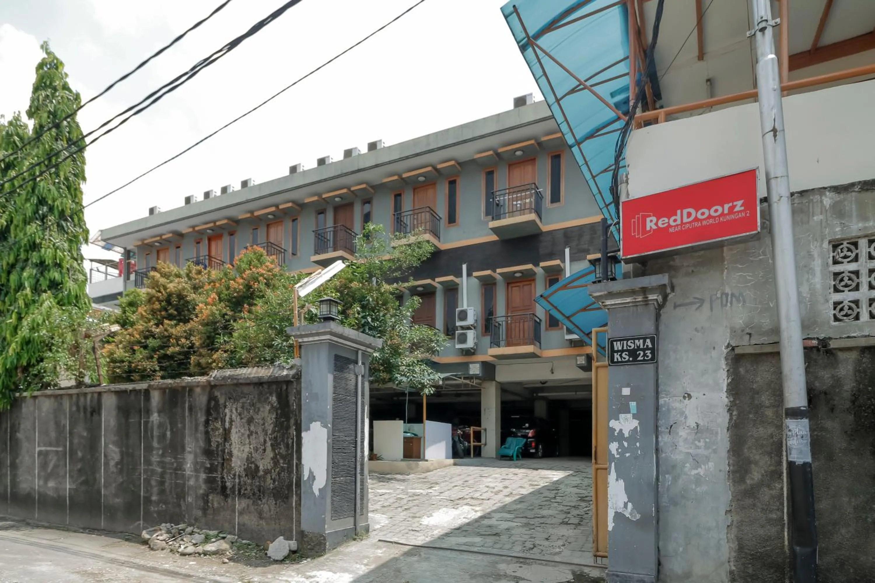 Facade/entrance in RedDoorz Plus near Ciputra World Kuningan 2
