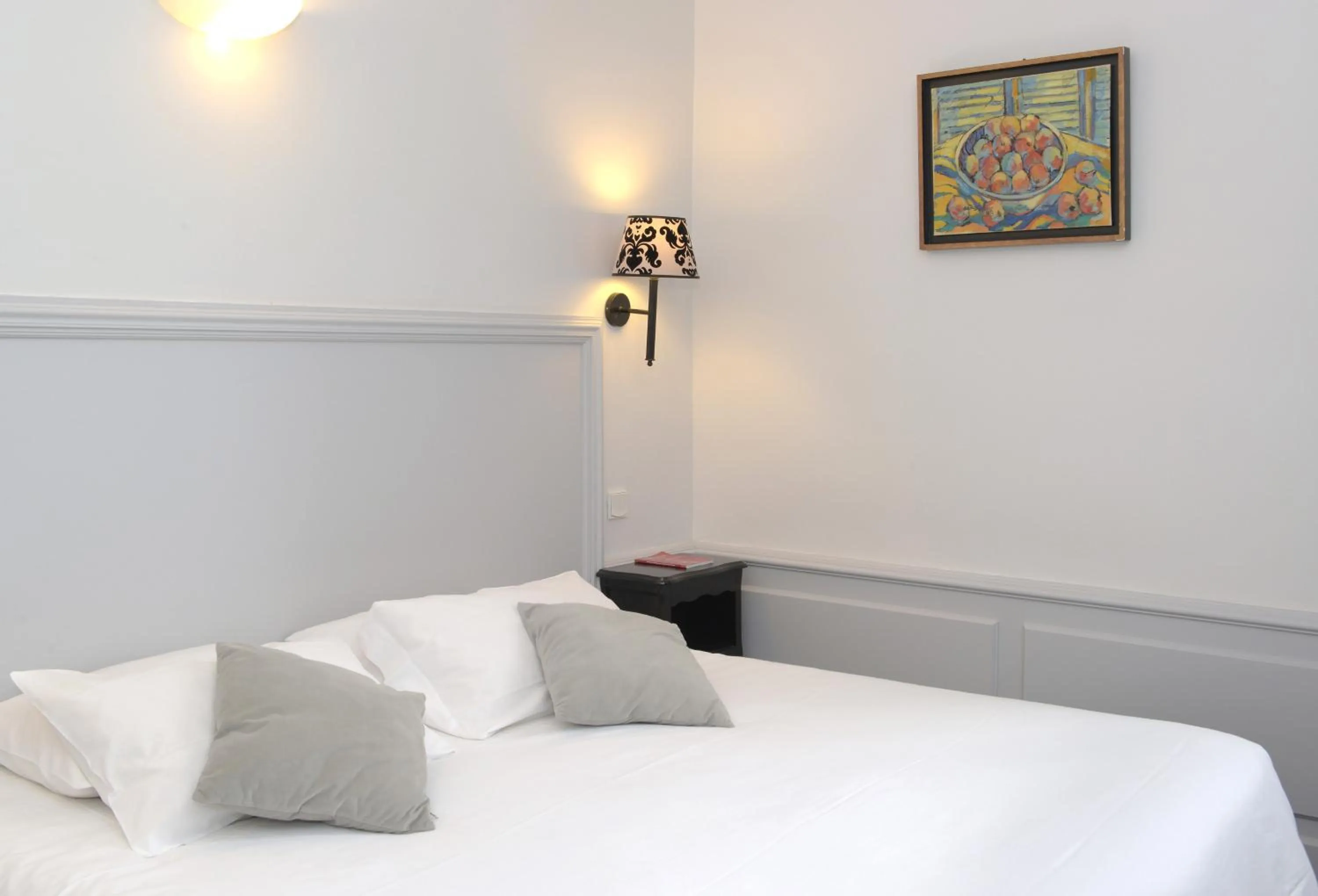 Decorative detail, Bed in Hôtel De France