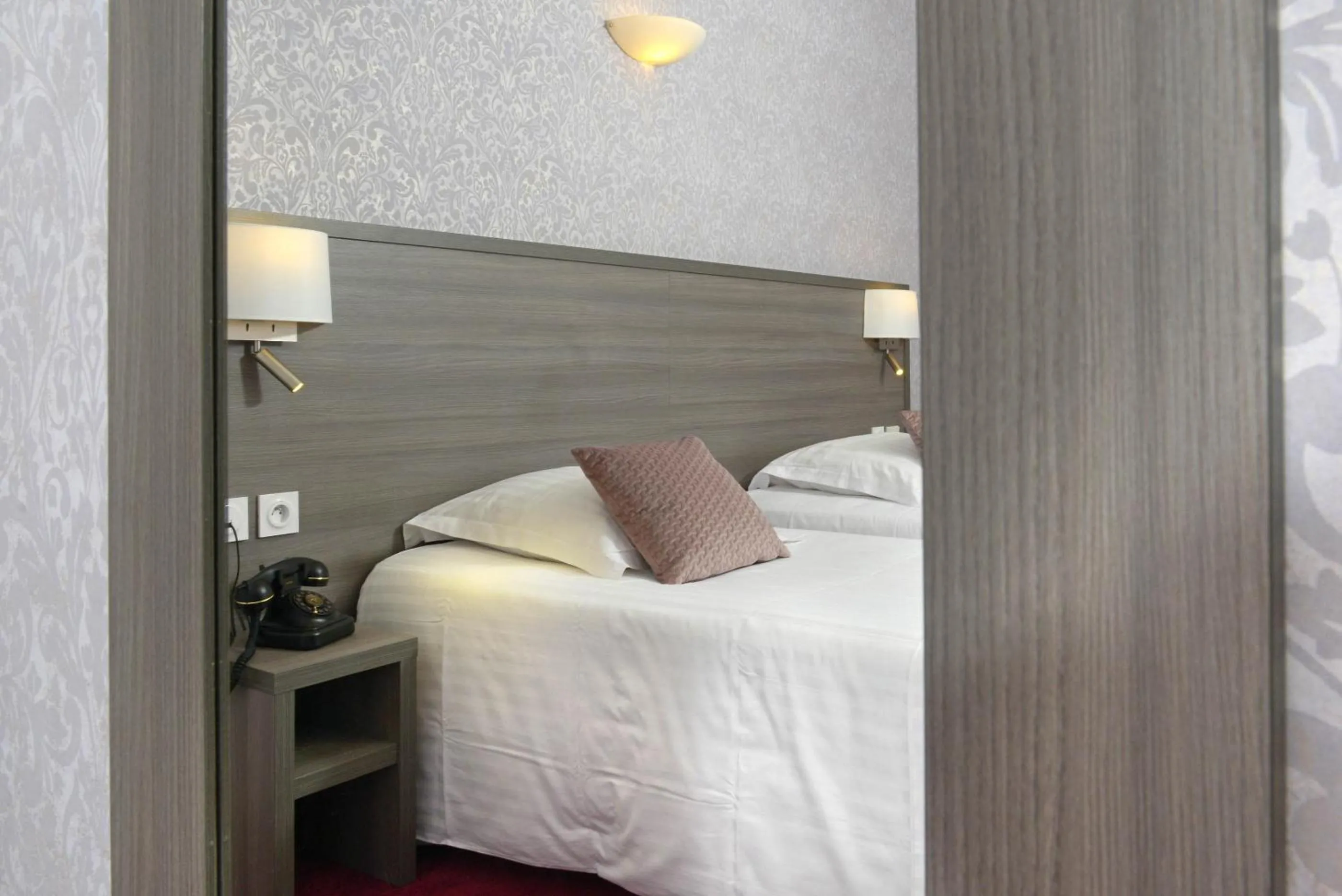 Bed in Hôtel De France