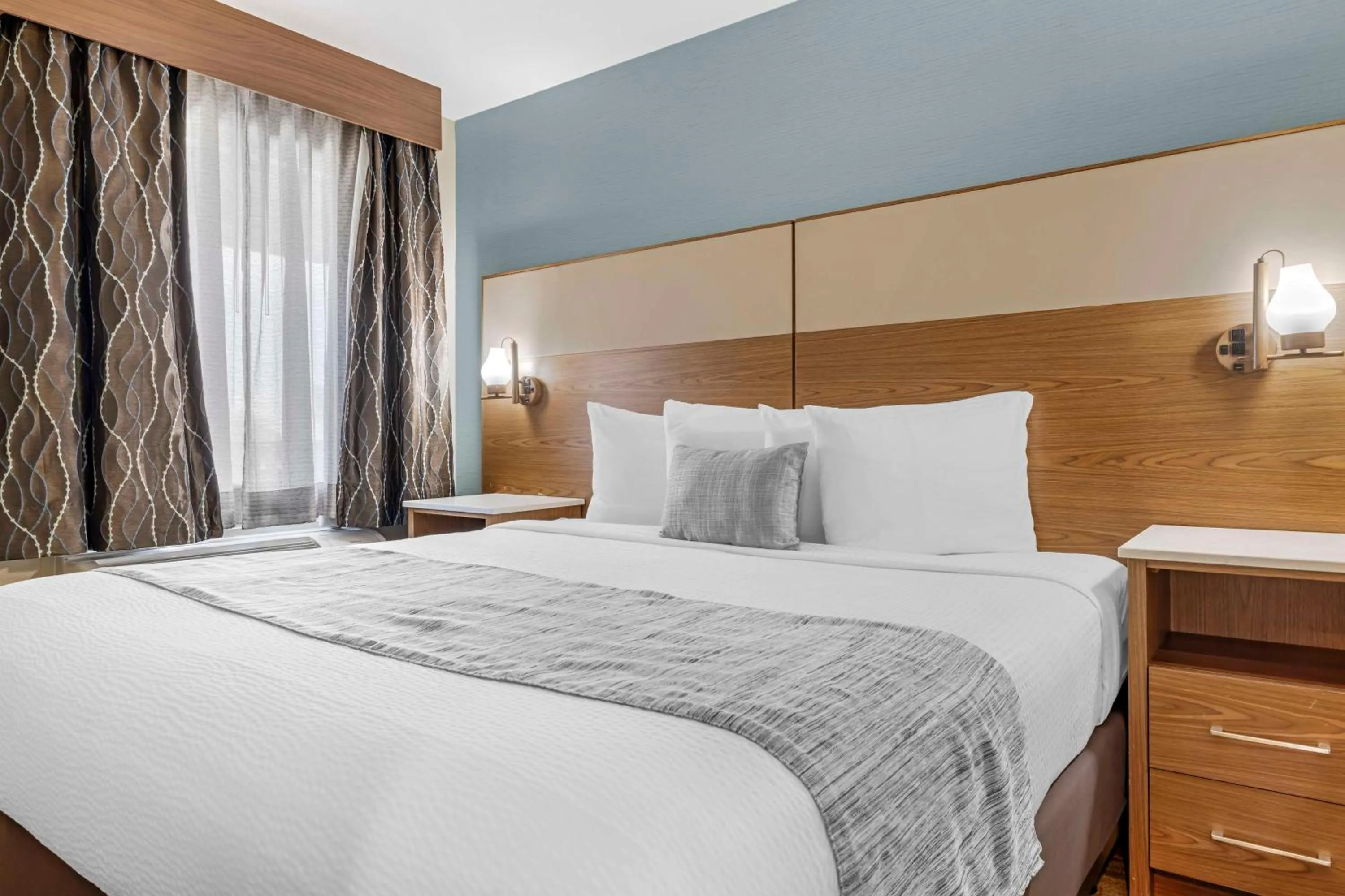 Bedroom, Bed in Best Western Carlsbad by the Sea