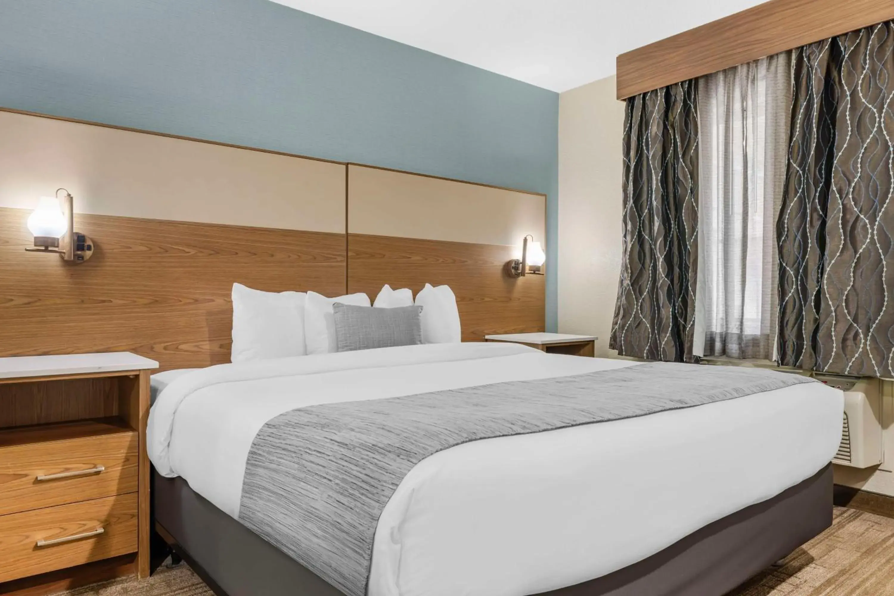 Bedroom, Bed in Best Western Carlsbad by the Sea Bedroom, Bed in Best Western Carlsbad by the Sea