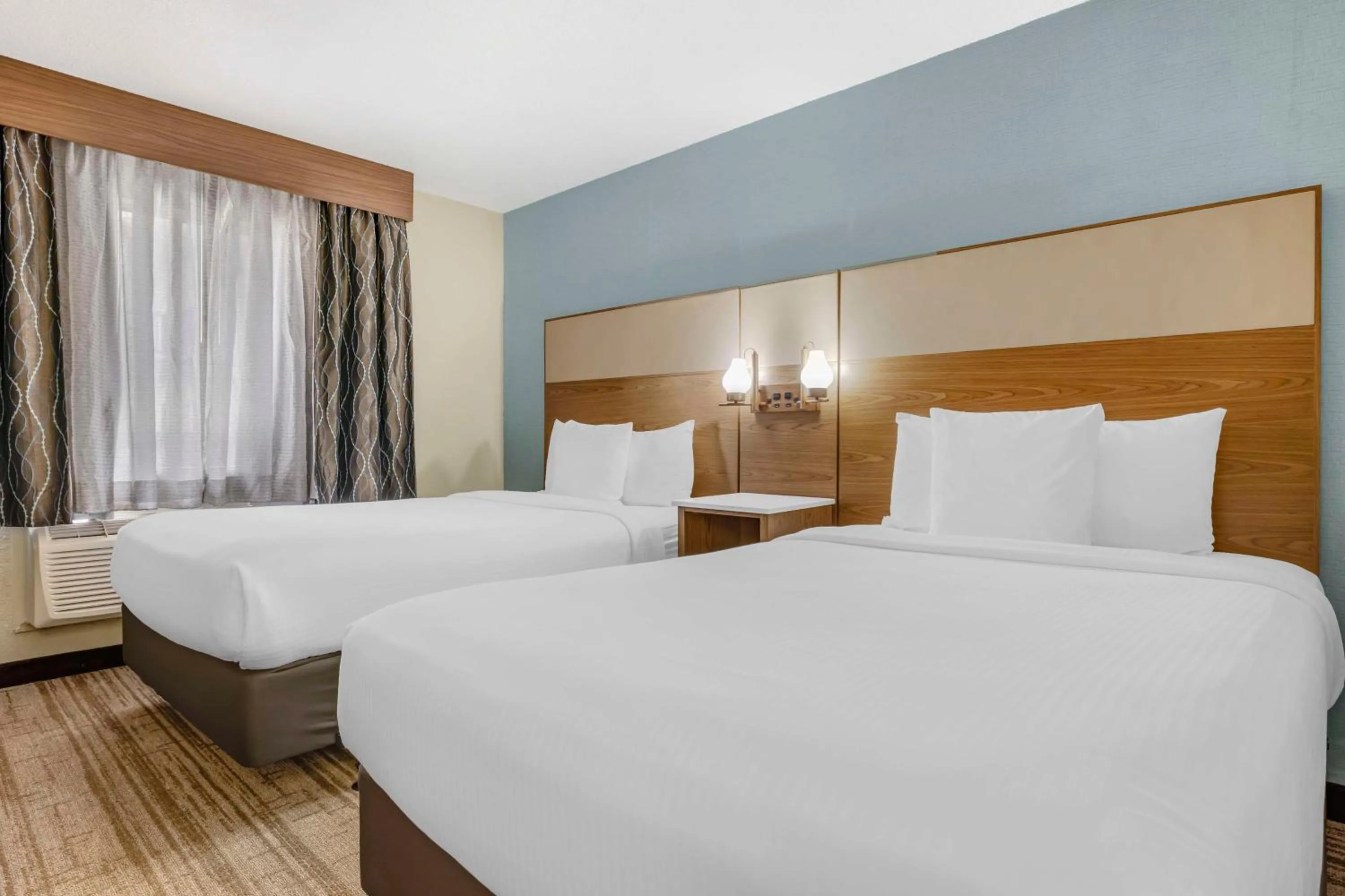 Photo of the whole room, Bed in Best Western Carlsbad by the Sea