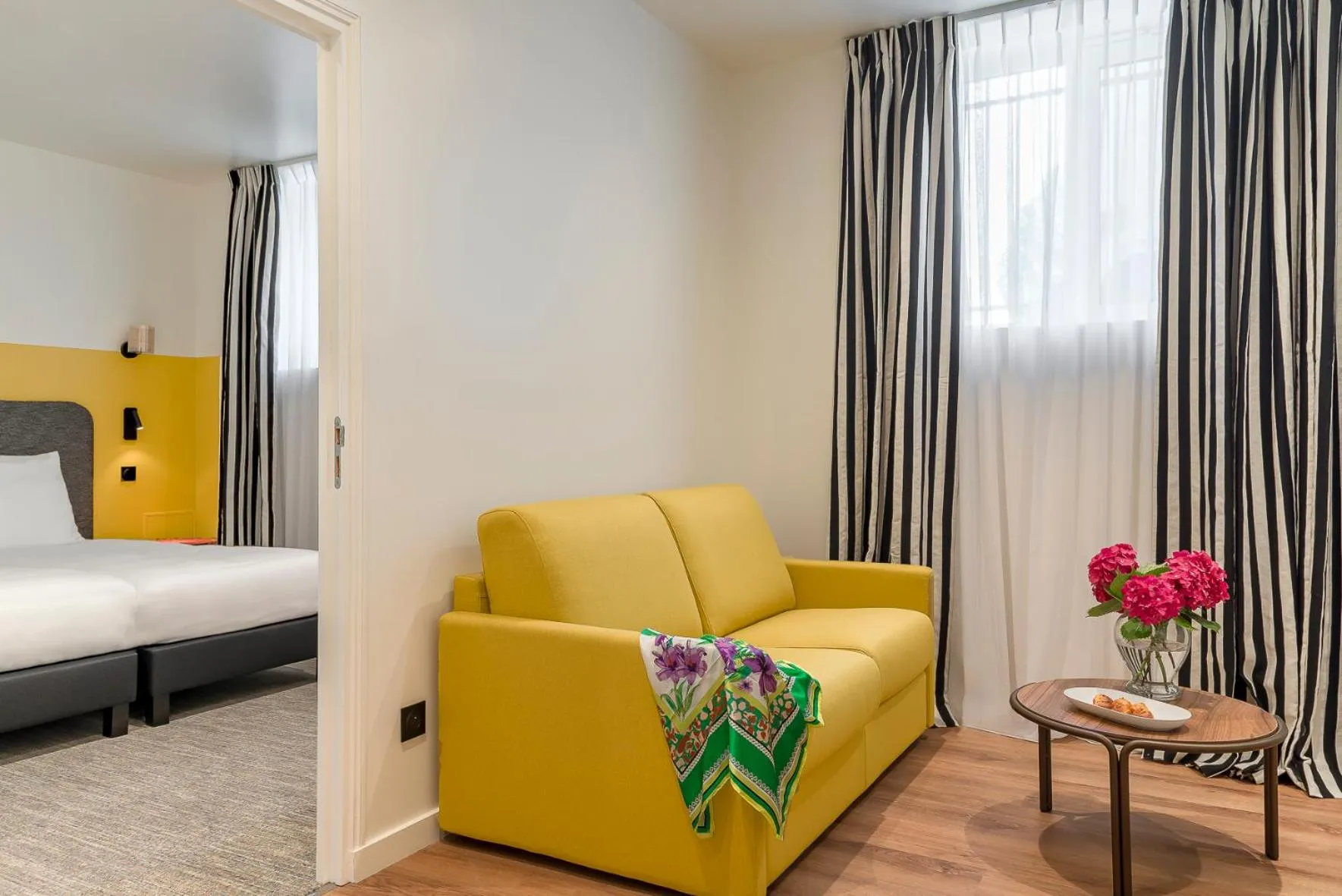 Living room, Bed in Hôtel de la Poste