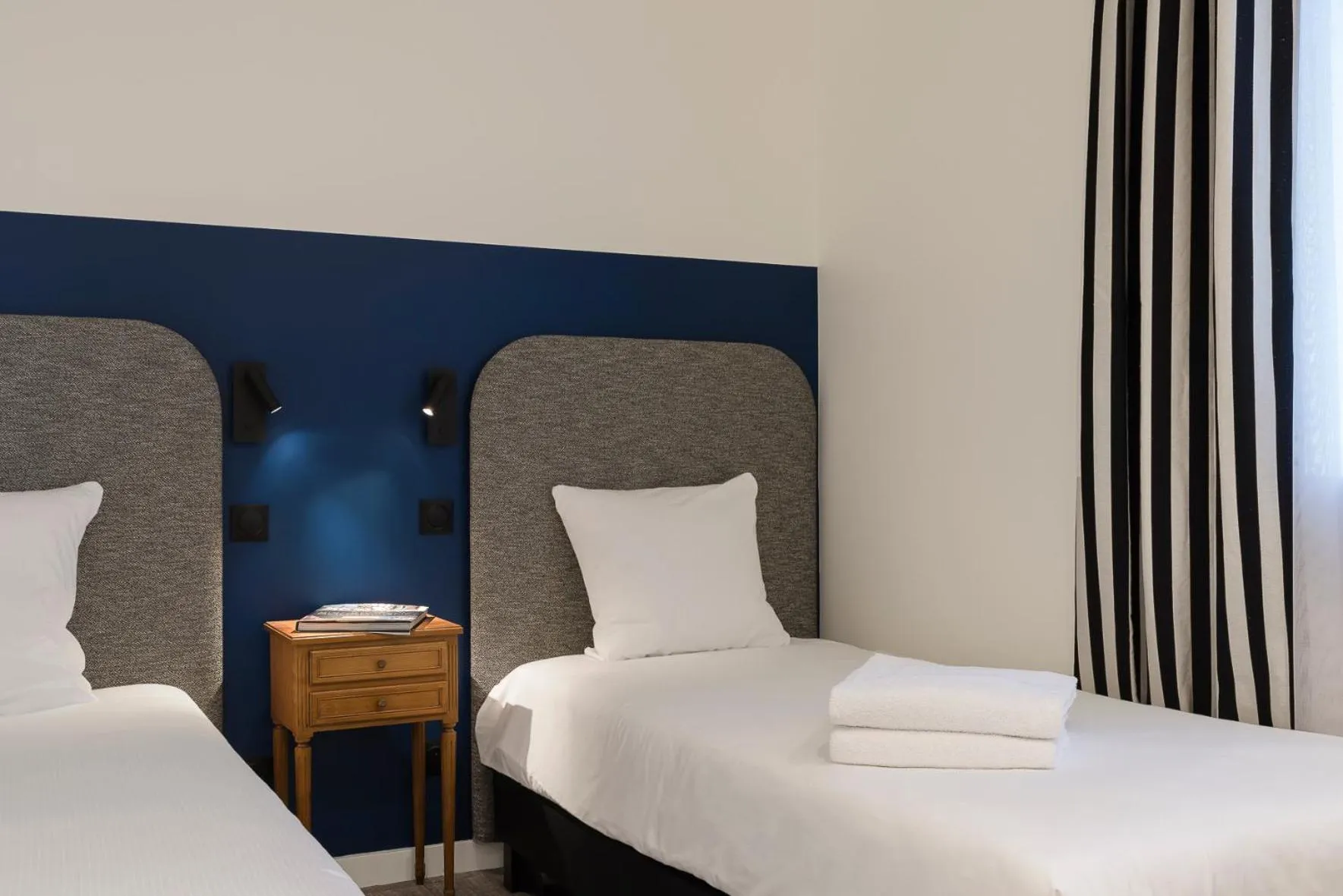 Bedroom, Bed in Hôtel de la Poste