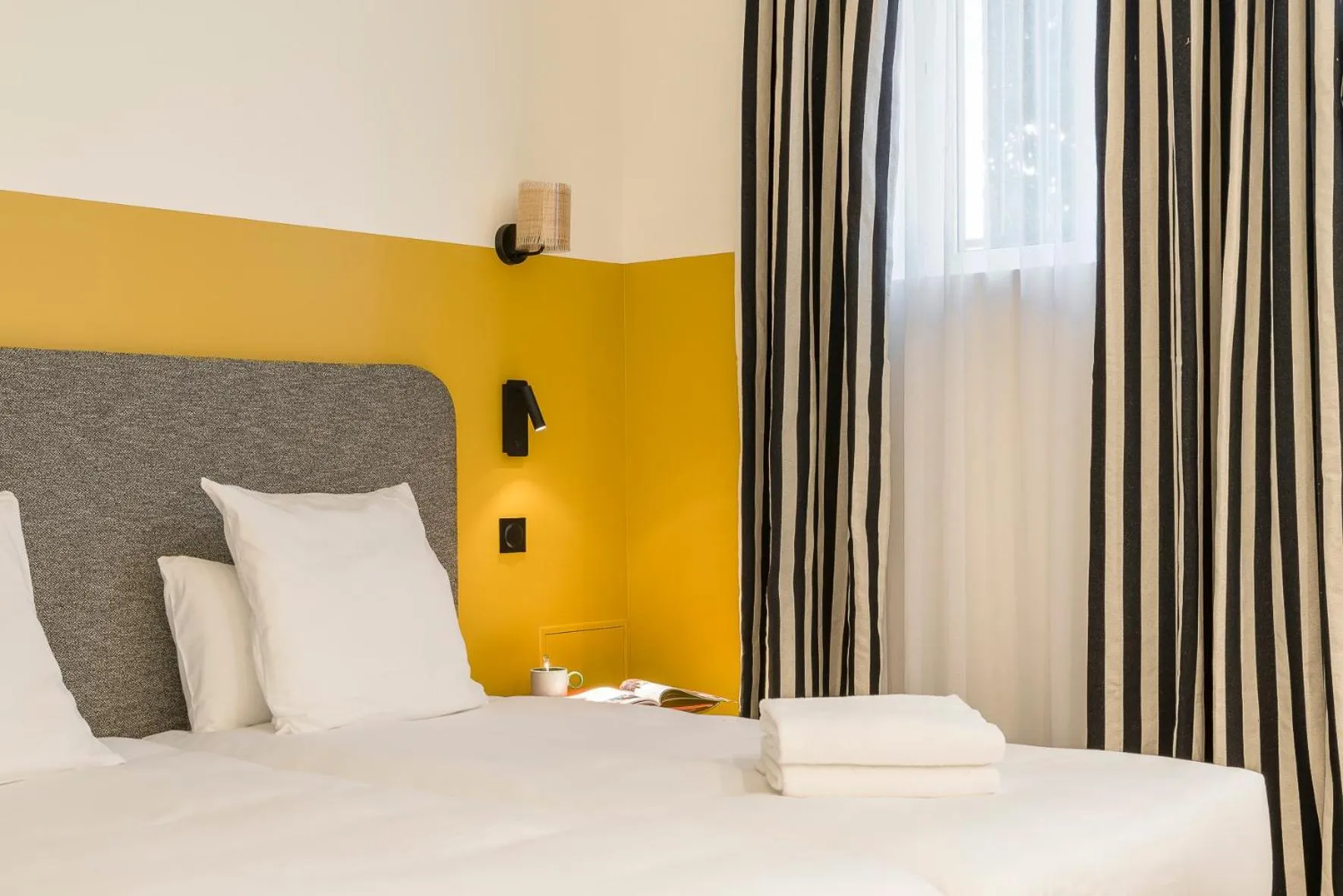 Bedroom, Bed in Hôtel de la Poste