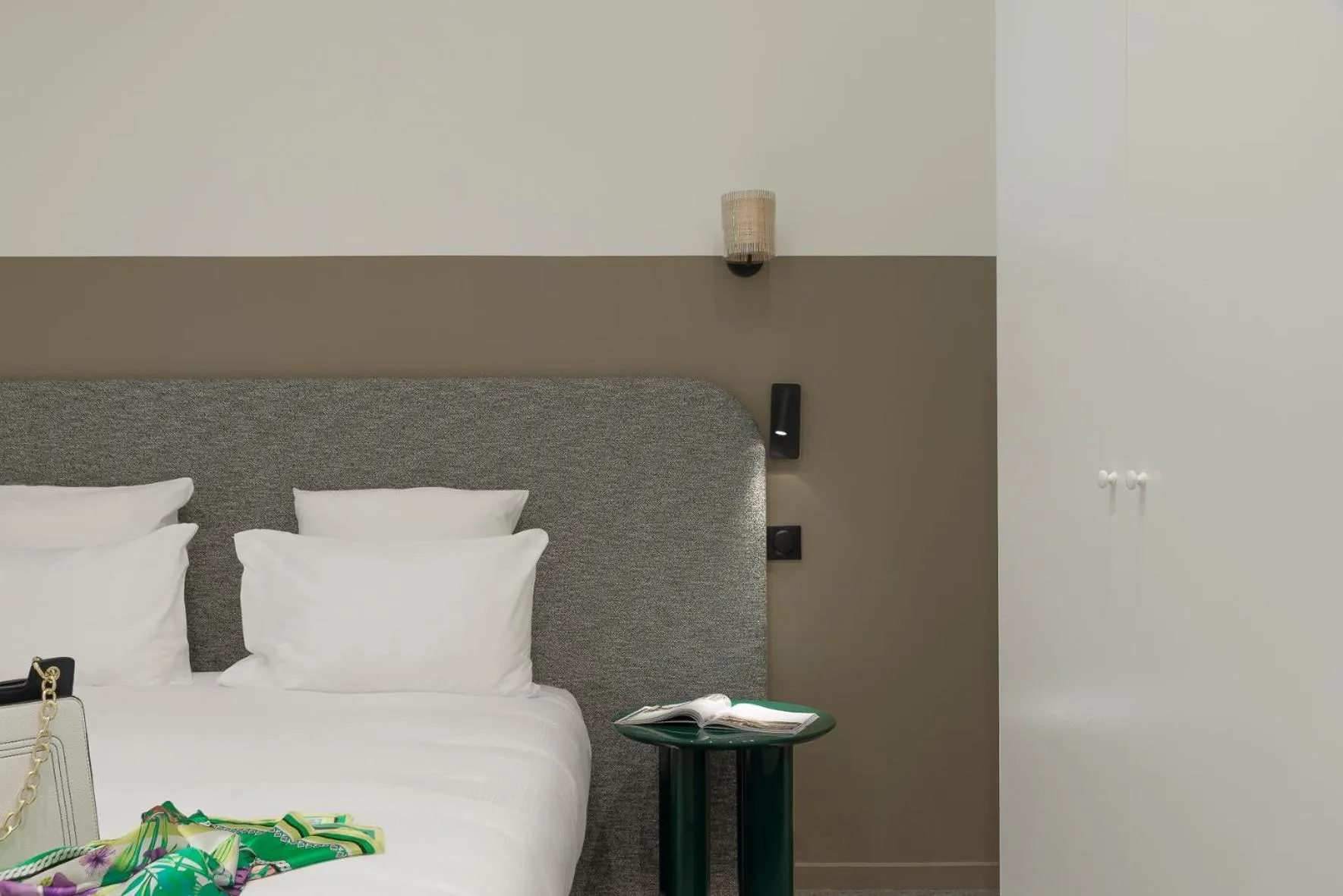 Bedroom, Bed in Hôtel de la Poste