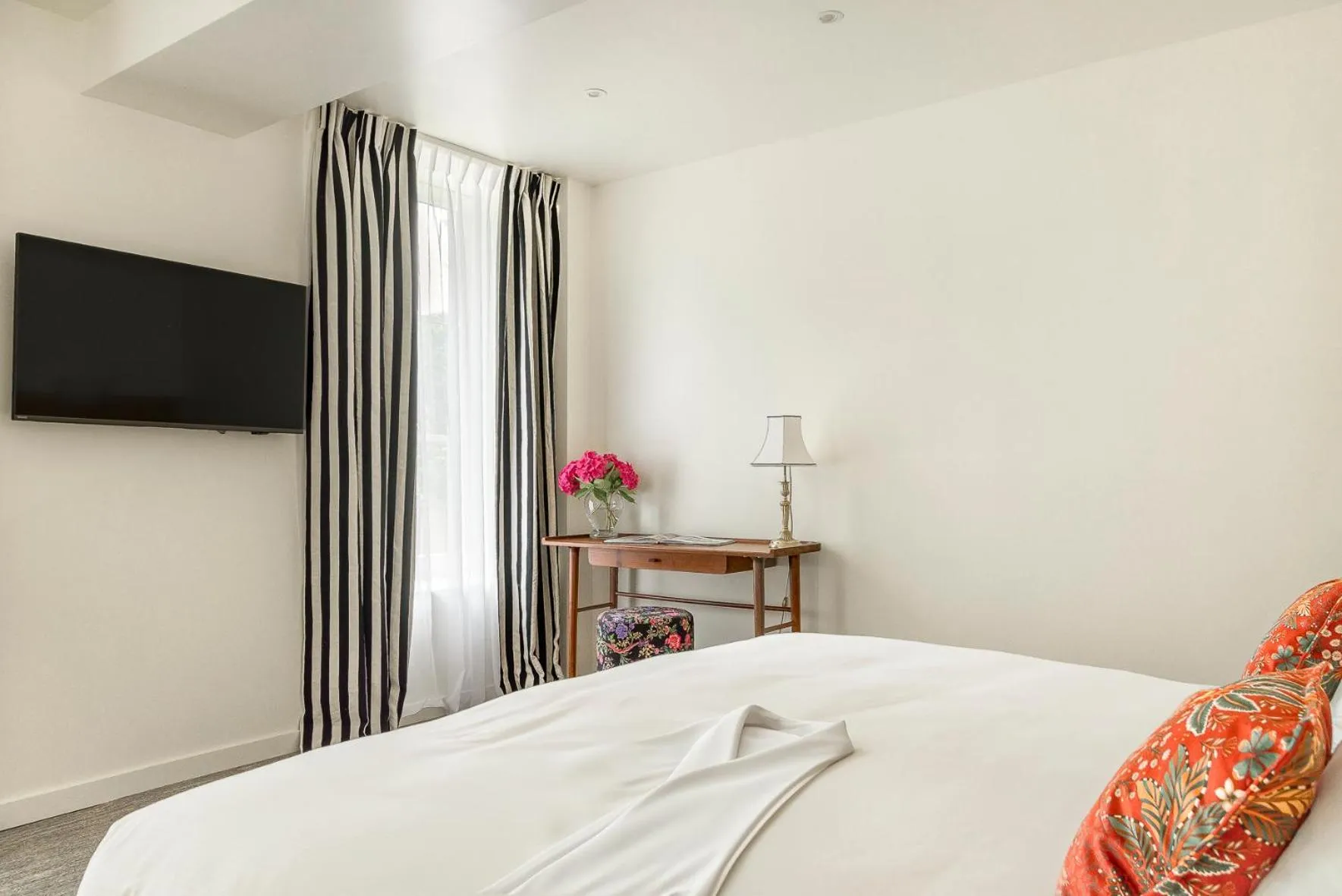 Bedroom, Bed in Hôtel de la Poste