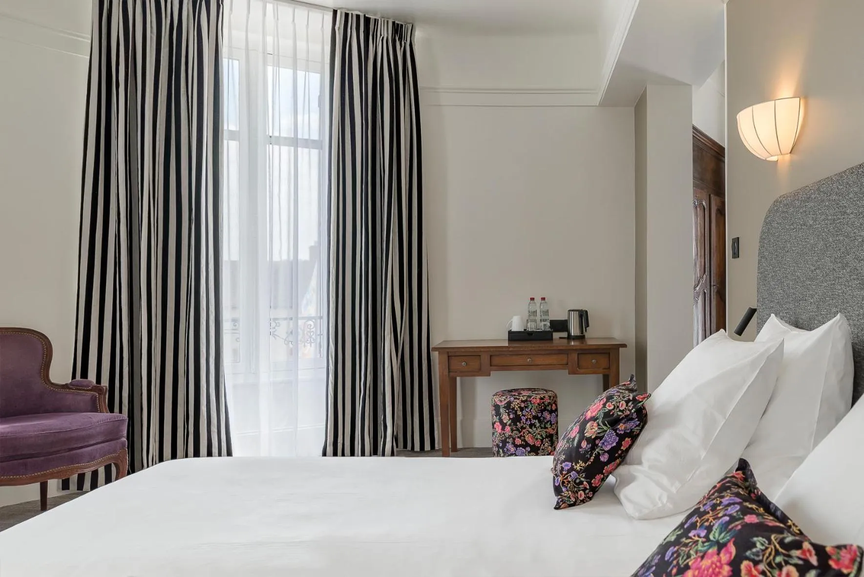 Bedroom, Bed in Hôtel de la Poste