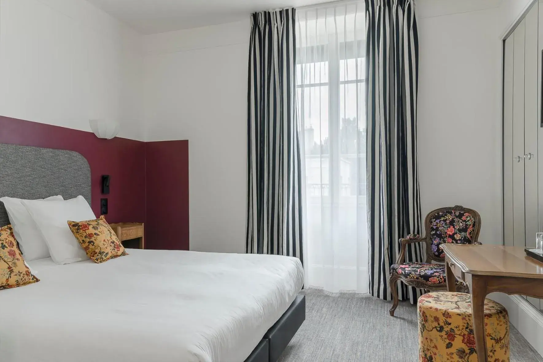 Bedroom, Bed in Hôtel de la Poste Bedroom, Bed in Hôtel de la Poste