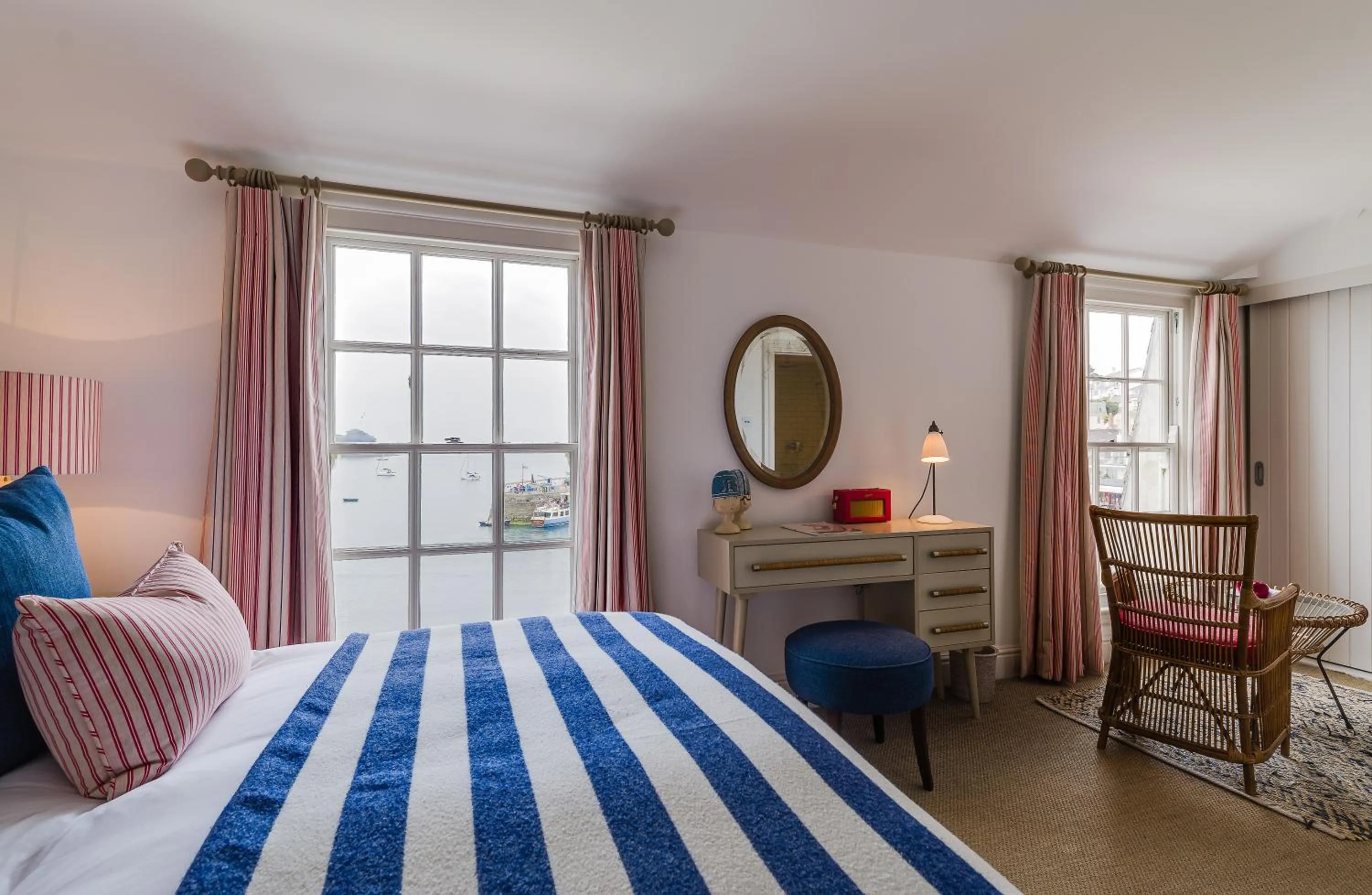 Seating area, Bed in The Idle Rocks