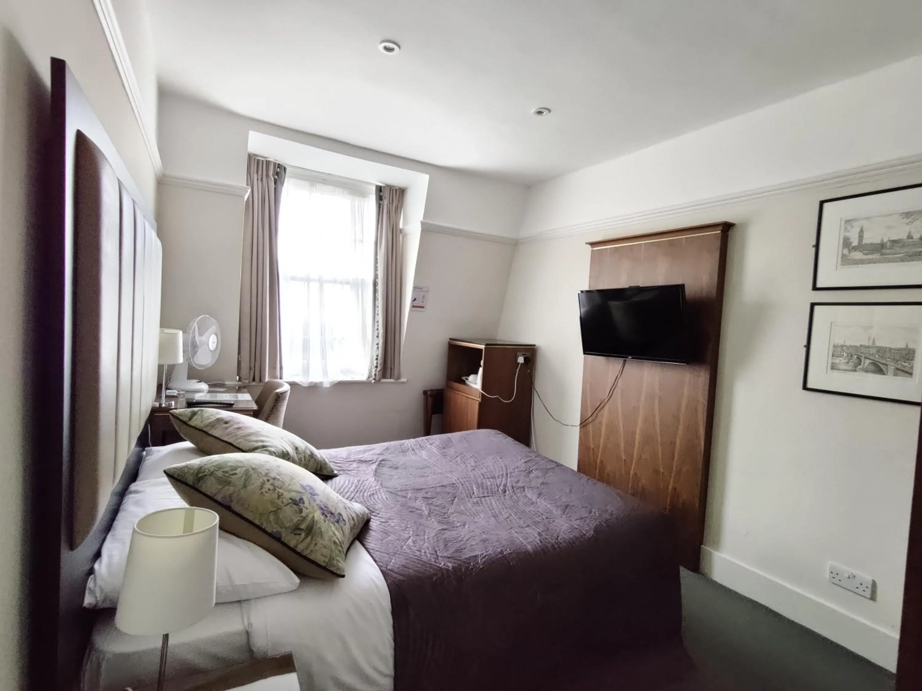 TV and multimedia, Bed in Blue Bells Hotel