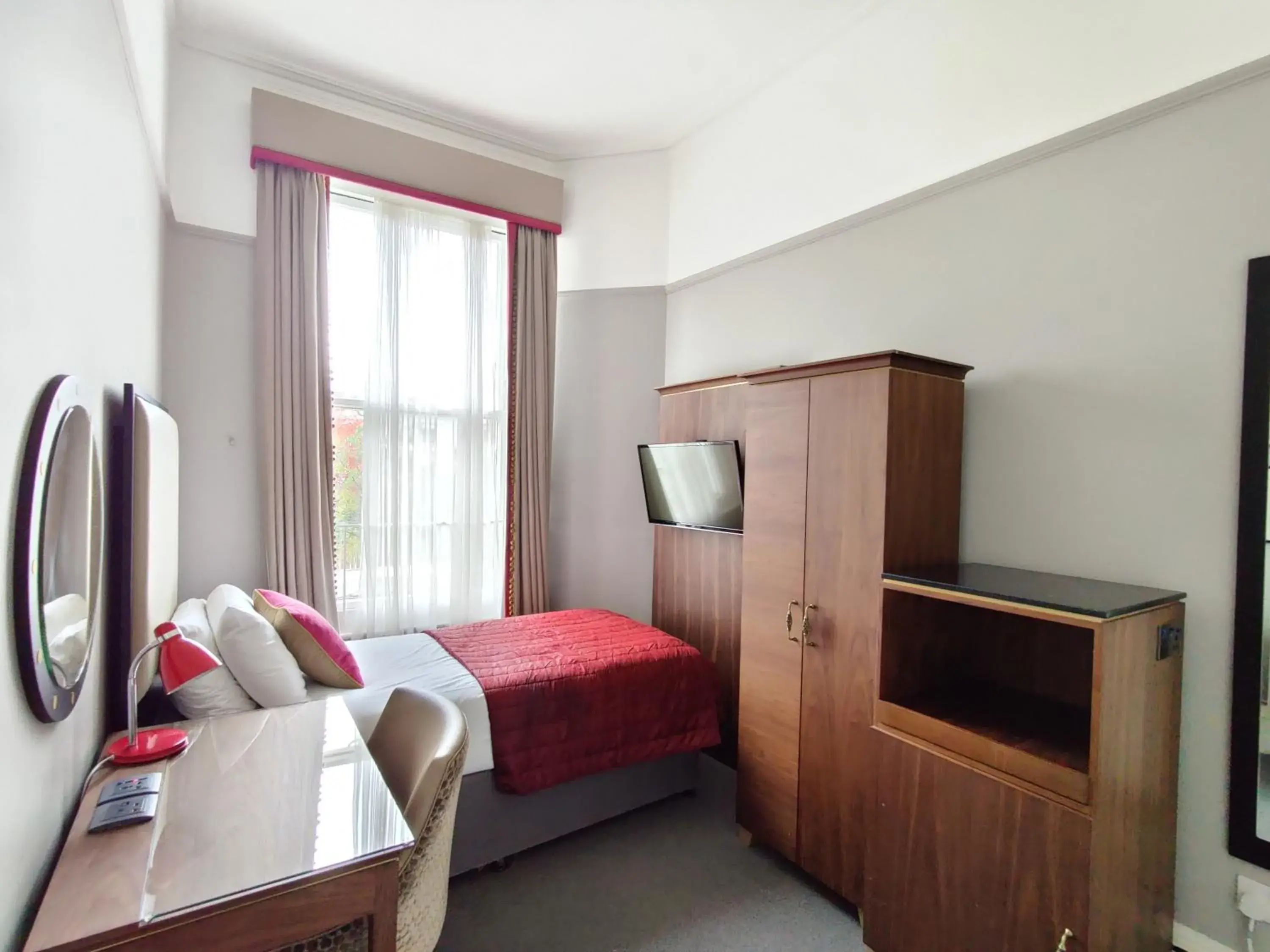 Photo of the whole room, Bed in Blue Bells Hotel Photo of the whole room, Bed in Blue Bells Hotel