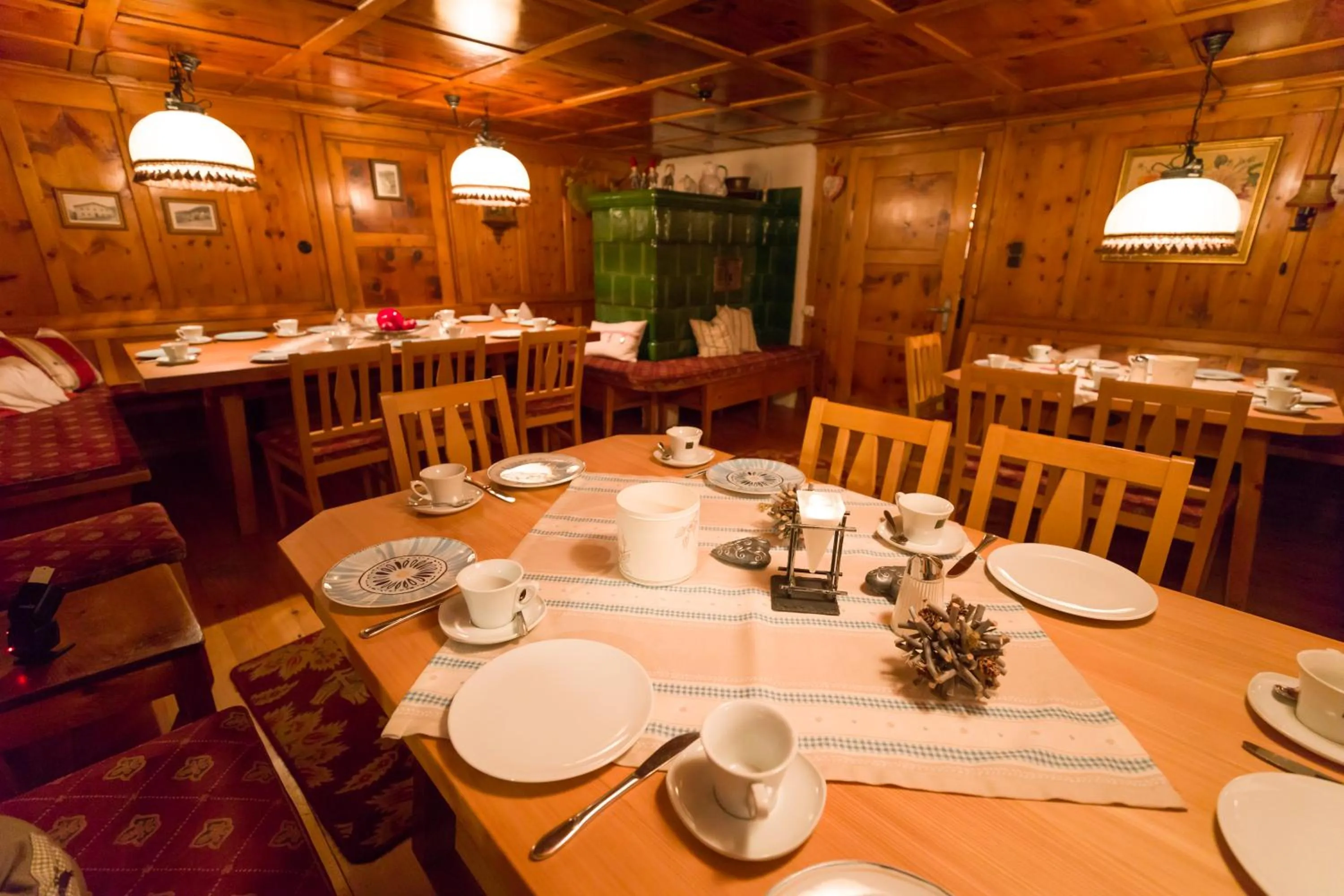 Restaurant/places to eat in Pension der Steinbock - das 300 Jahre alte Bauernhaus - TIROL