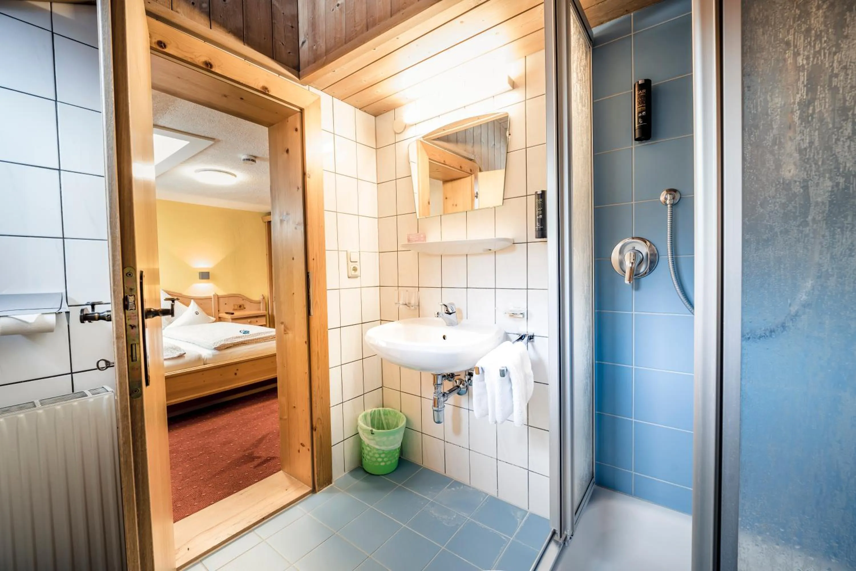 Shower in Pension der Steinbock - das 300 Jahre alte Bauernhaus - TIROL