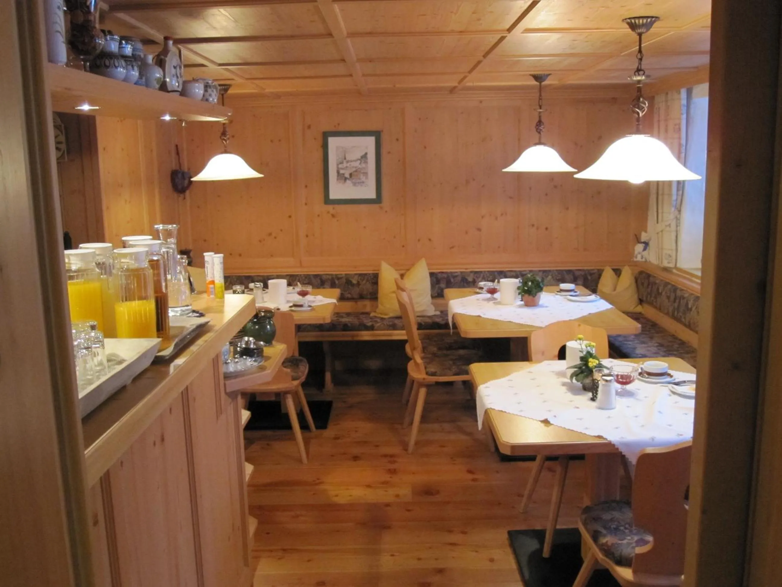 Restaurant/places to eat in Pension der Steinbock - das 300 Jahre alte Bauernhaus - TIROL