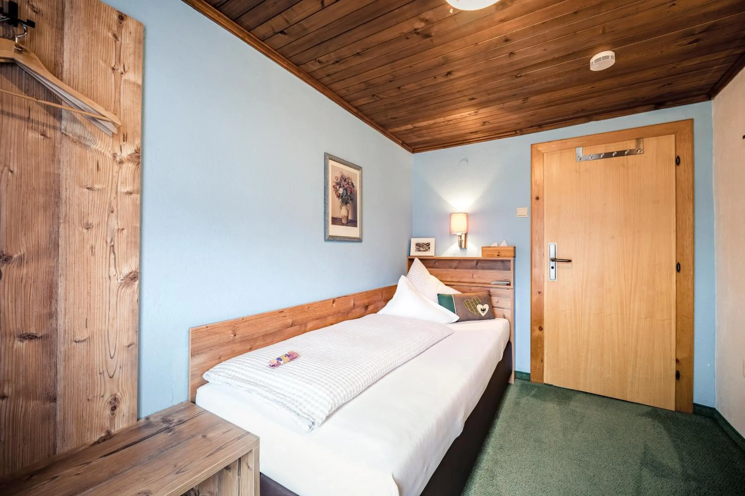 Single Room with Shared Bathroom - single occupancy in Pension der Steinbock - das 300 Jahre alte Bauernhaus - TIROL Single Room with Shared Bathroom - single occupancy in Pension der Steinbock - das 300 Jahre alte Bauernhaus - TIROL