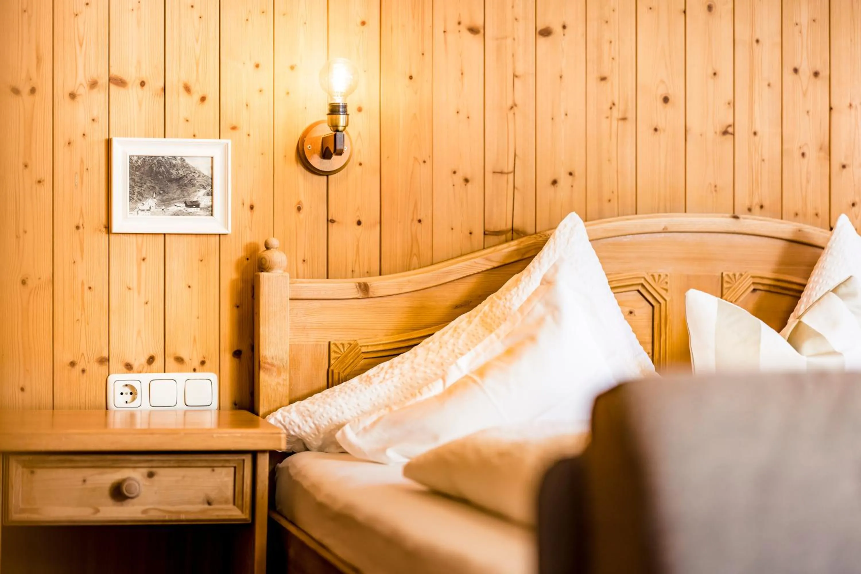 Bed in Pension der Steinbock - das 300 Jahre alte Bauernhaus - TIROL