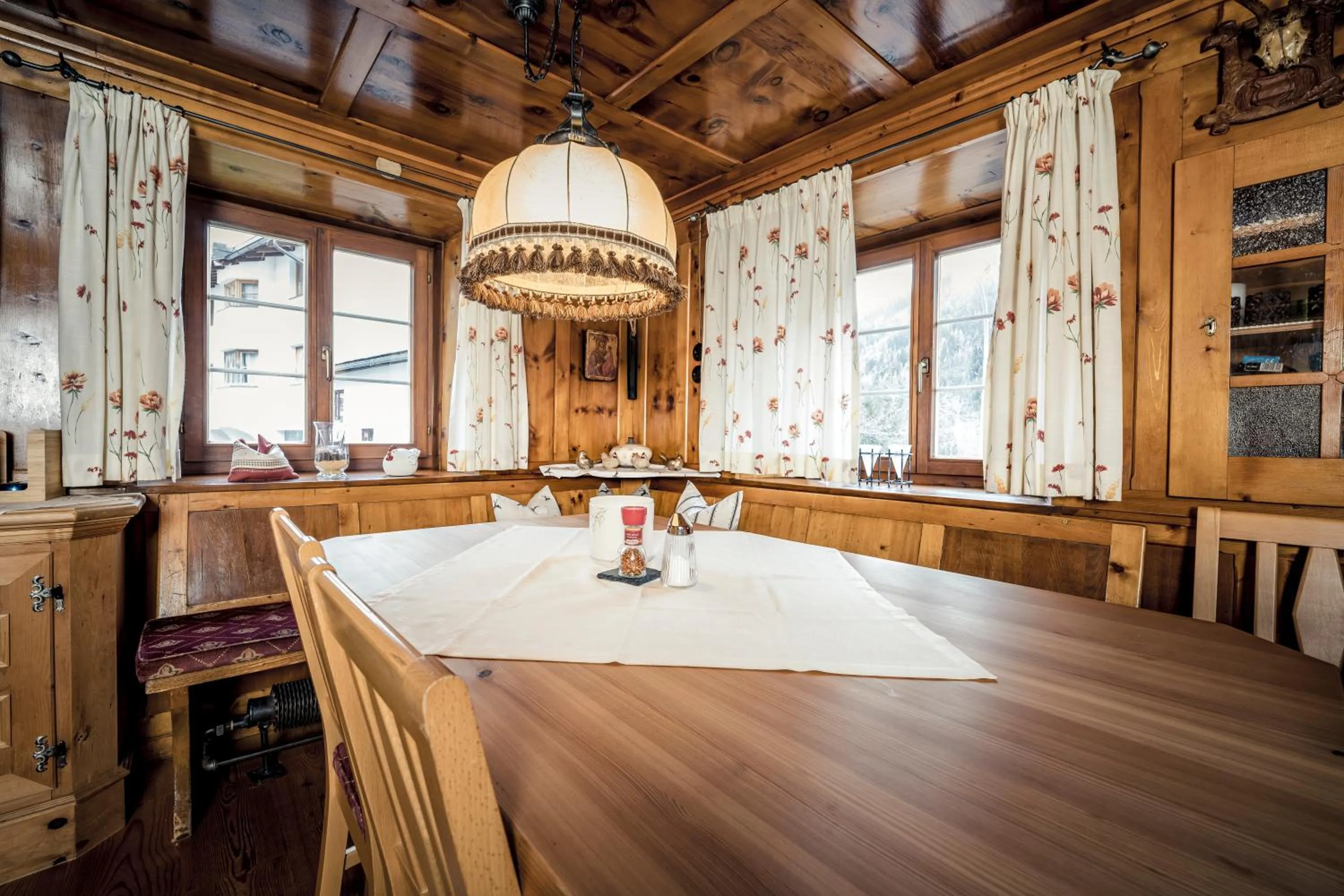 Breakfast in Pension der Steinbock - das 300 Jahre alte Bauernhaus - TIROL