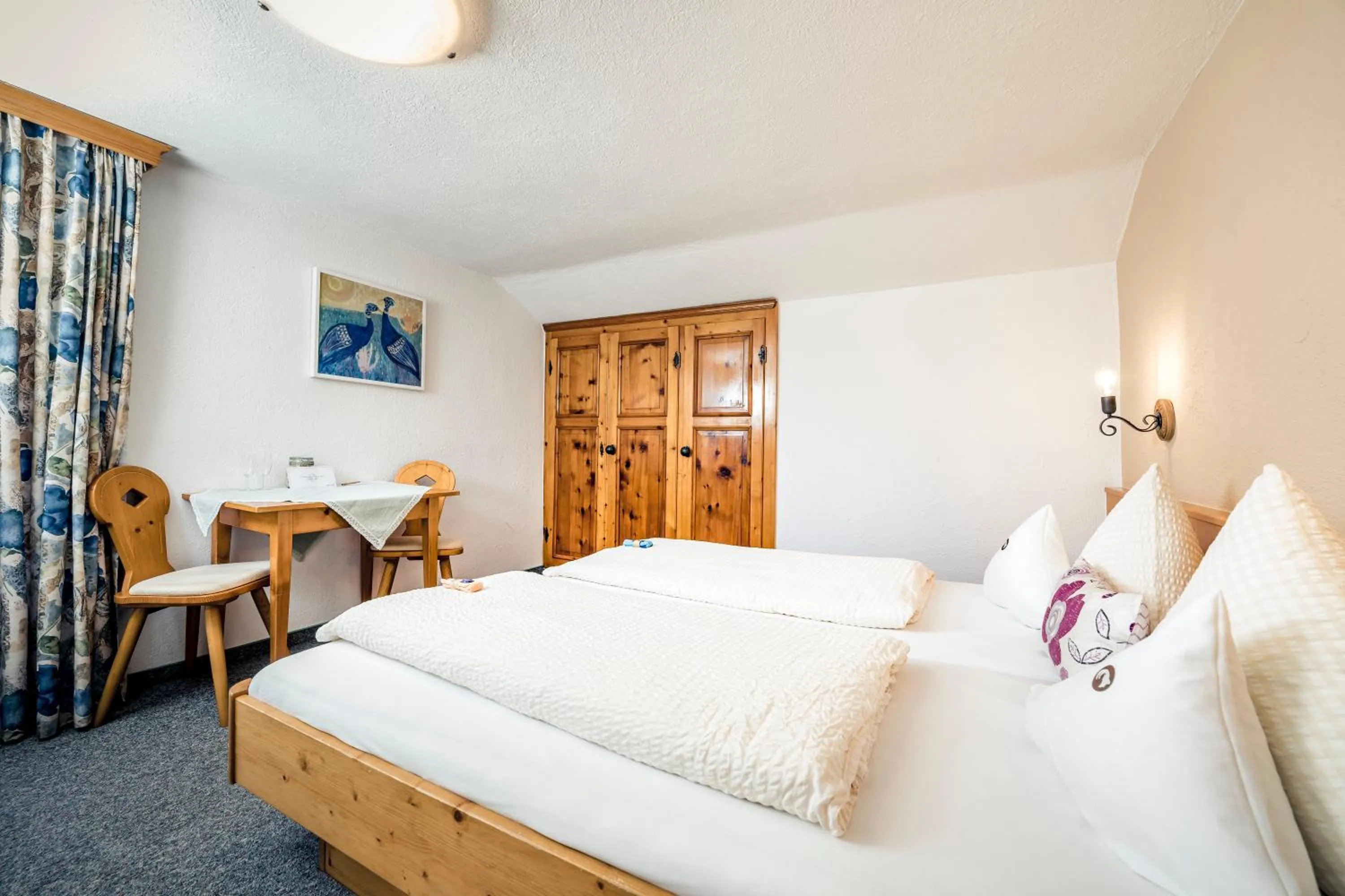 Bedroom, Bed in Pension der Steinbock - das 300 Jahre alte Bauernhaus - TIROL