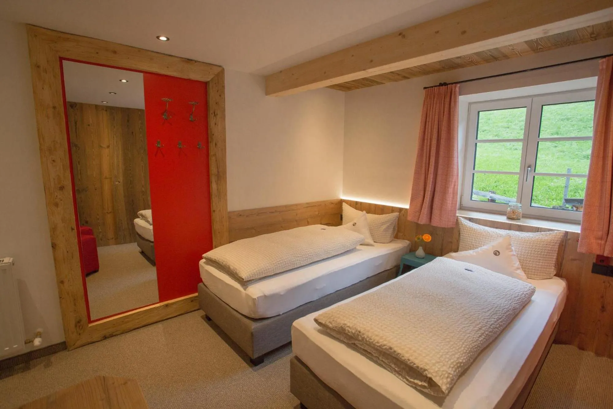 Photo of the whole room, Bed in Pension der Steinbock - das 300 Jahre alte Bauernhaus - TIROL