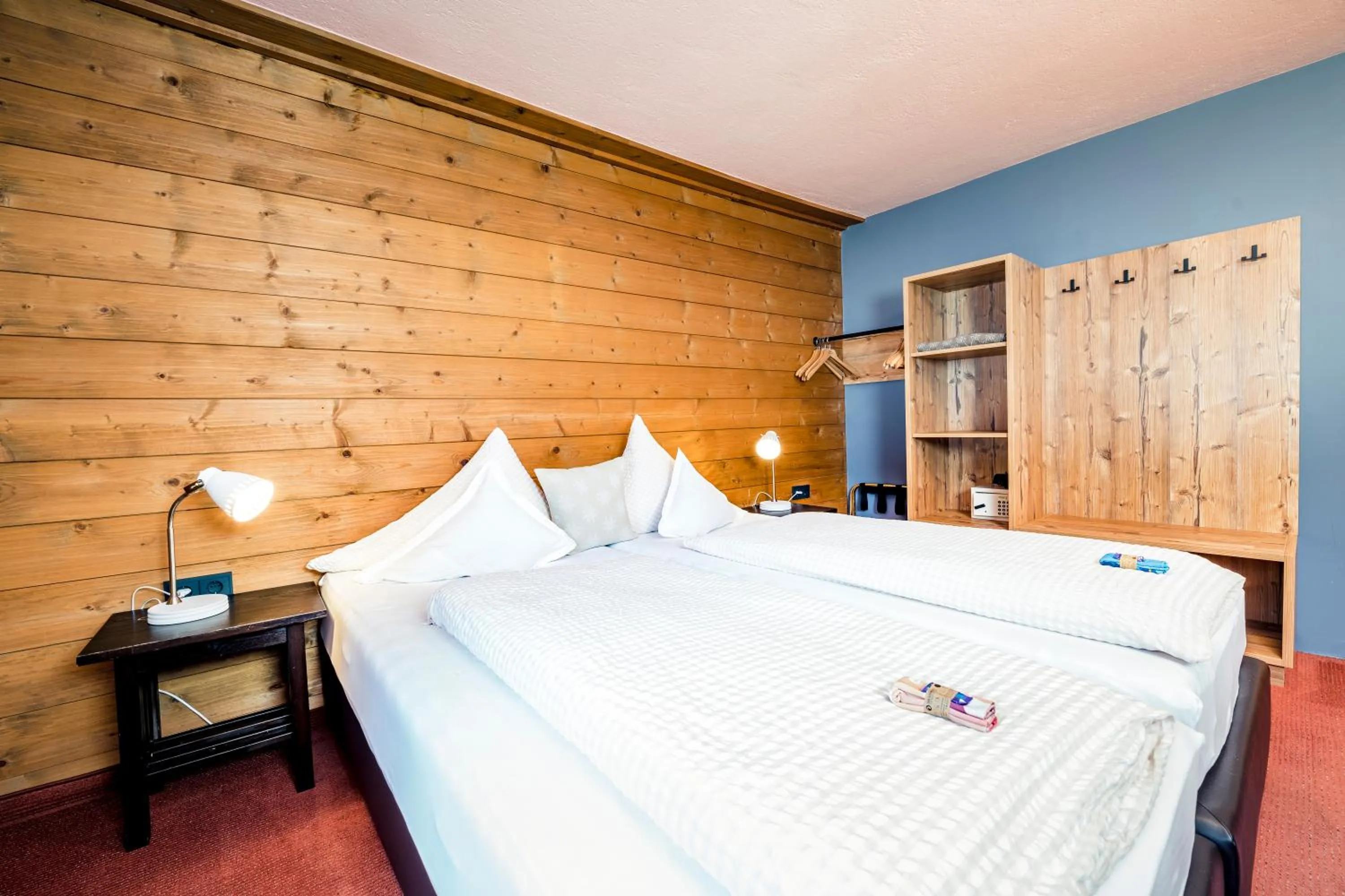 Bed in Pension der Steinbock - das 300 Jahre alte Bauernhaus - TIROL