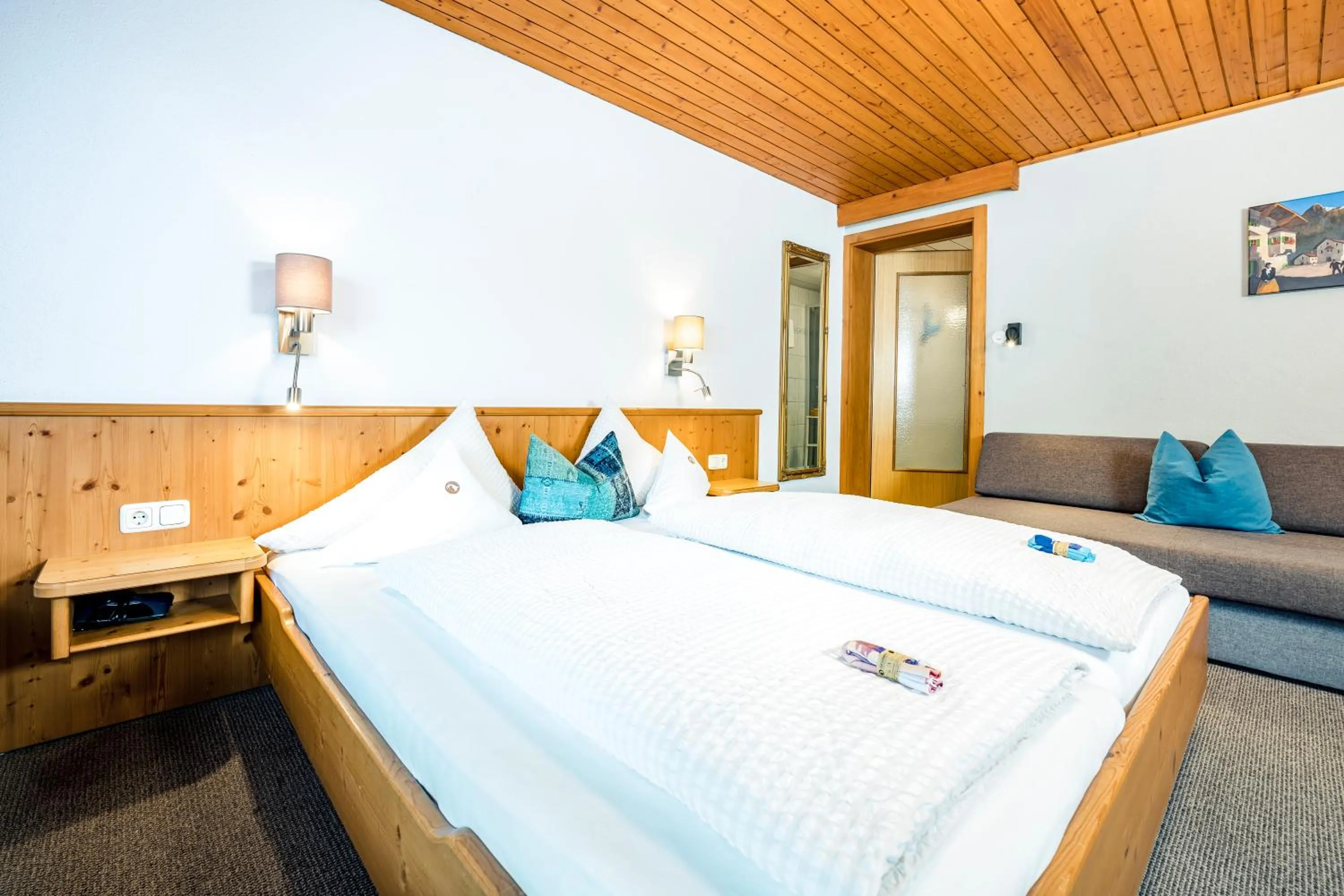 Bed in Pension der Steinbock - das 300 Jahre alte Bauernhaus - TIROL