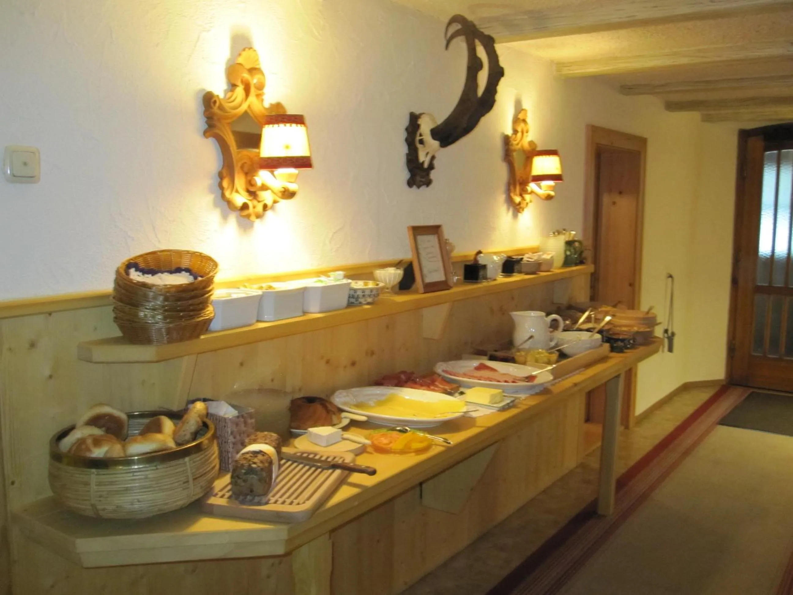 Restaurant/places to eat in Pension der Steinbock - das 300 Jahre alte Bauernhaus - TIROL