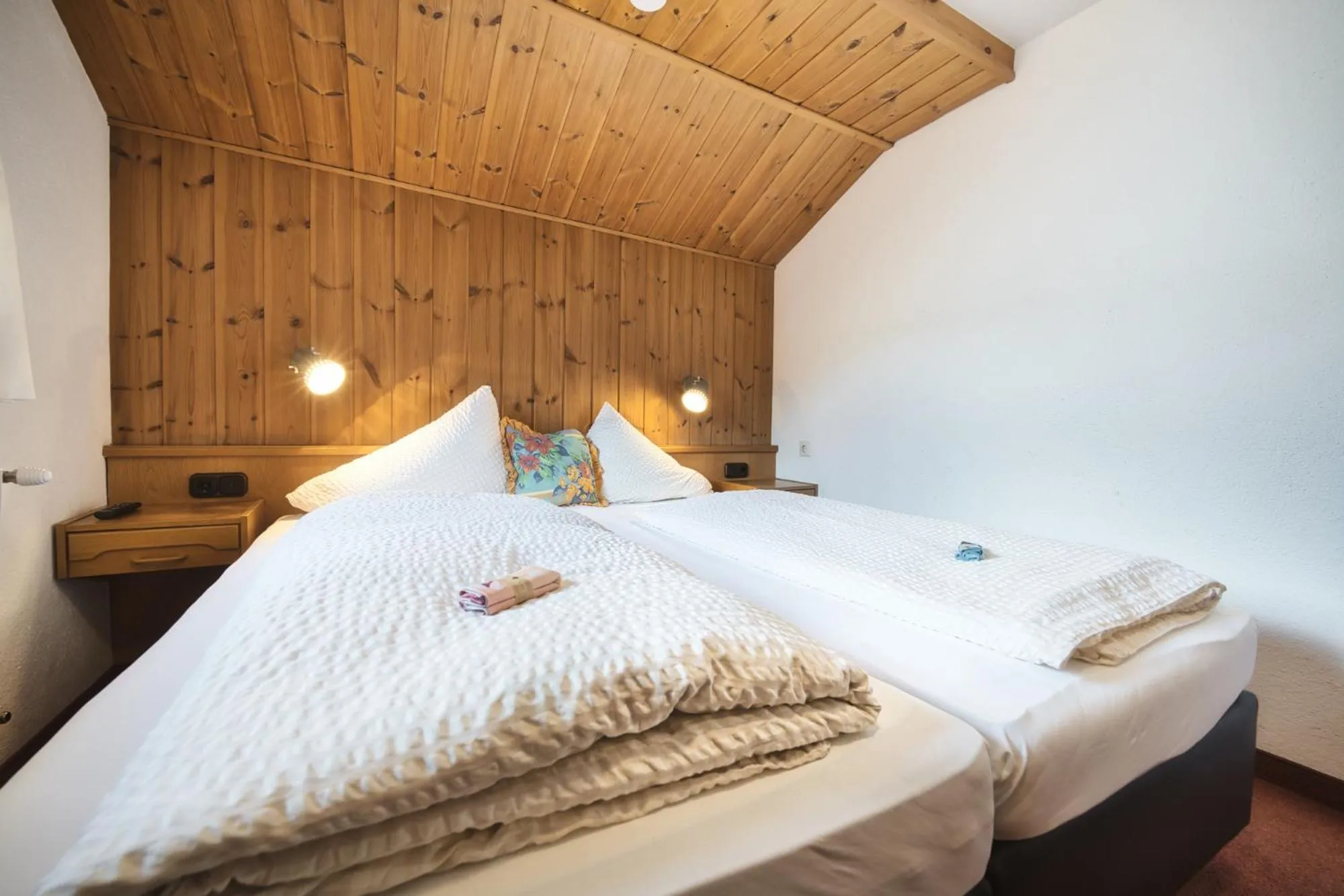 Photo of the whole room, Bed in Pension der Steinbock - das 300 Jahre alte Bauernhaus - TIROL