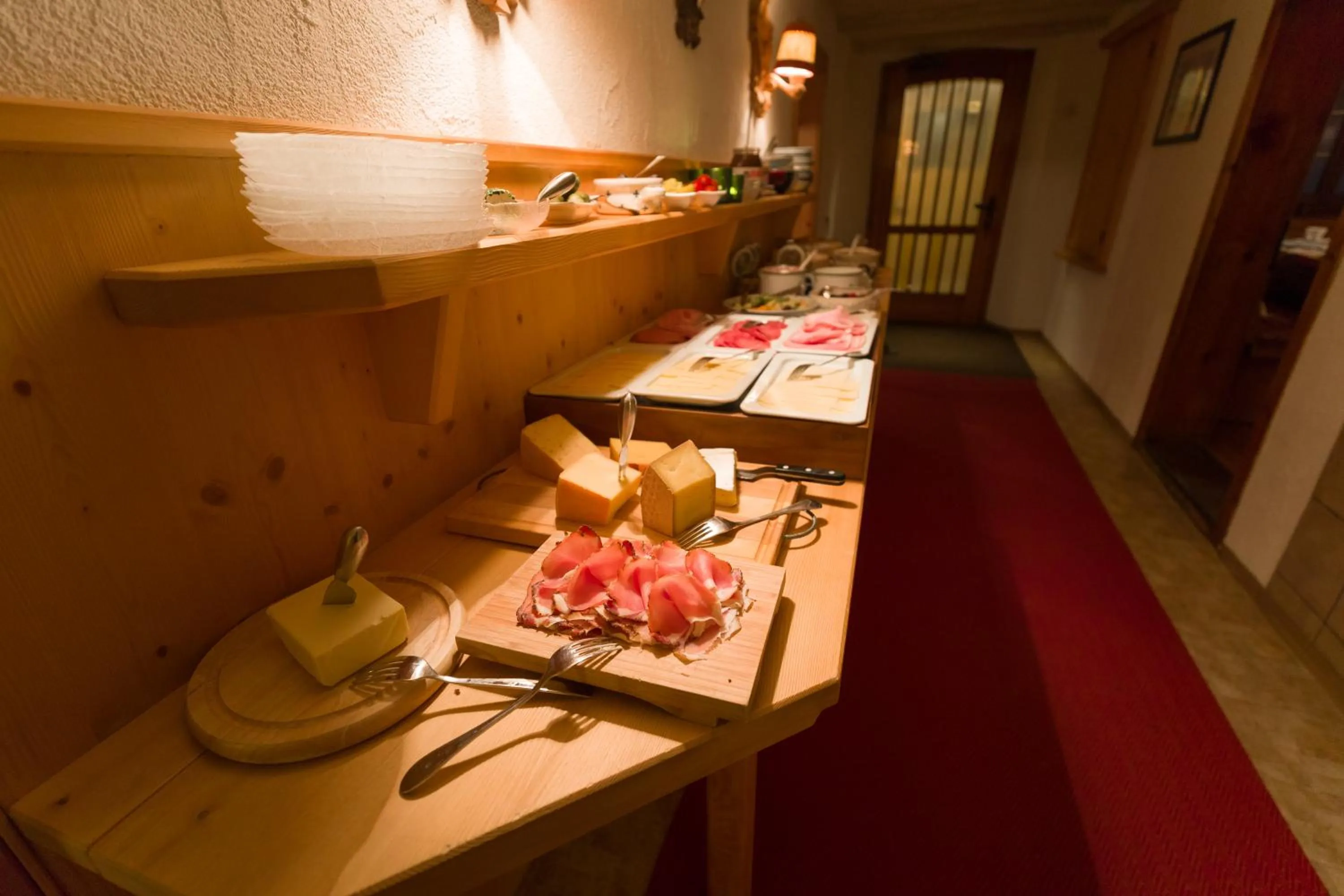 Buffet breakfast in Pension der Steinbock - das 300 Jahre alte Bauernhaus - TIROL