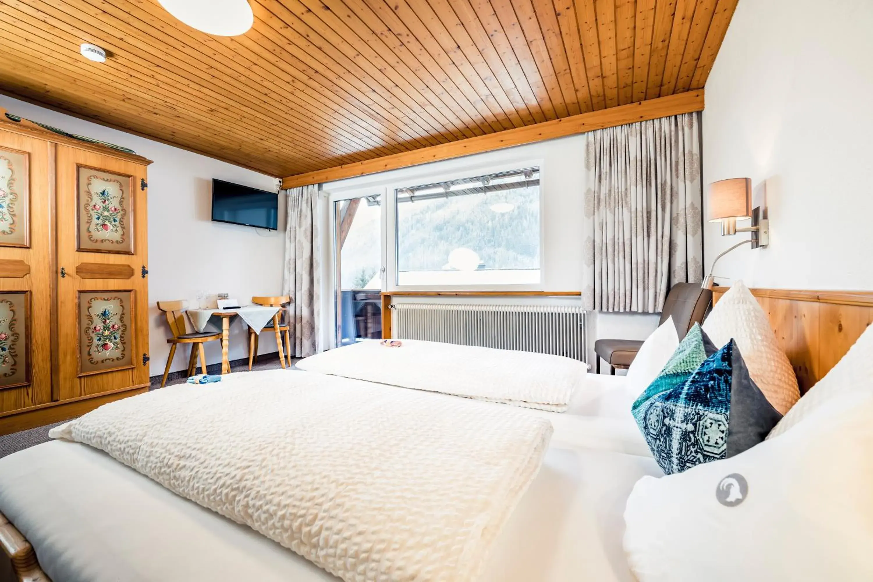 Double Room with Private Bathroom - single occupancy in Pension der Steinbock - das 300 Jahre alte Bauernhaus - TIROL Double Room with Private Bathroom - single occupancy in Pension der Steinbock - das 300 Jahre alte Bauernhaus - TIROL