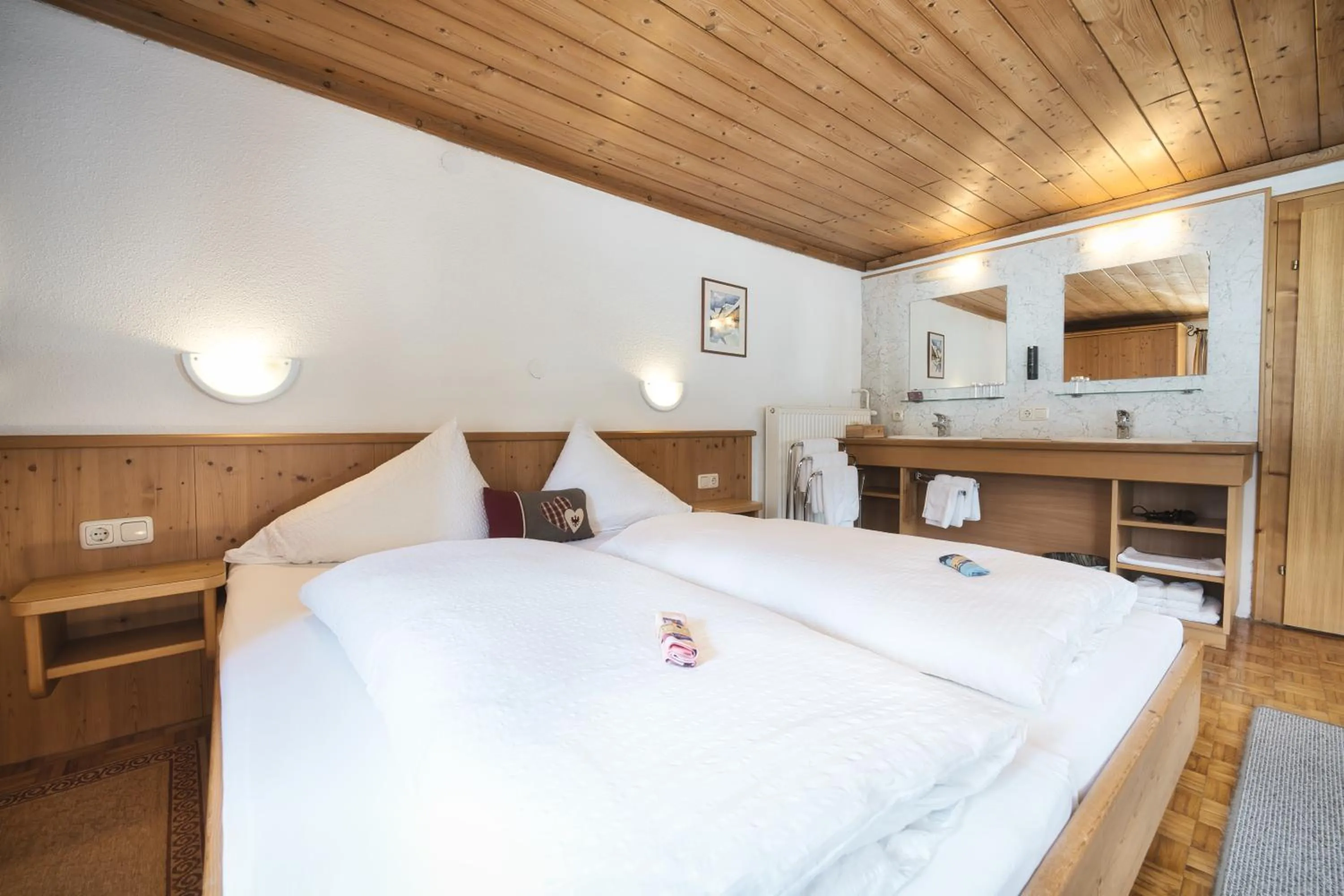 Photo of the whole room, Bed in Pension der Steinbock - das 300 Jahre alte Bauernhaus - TIROL