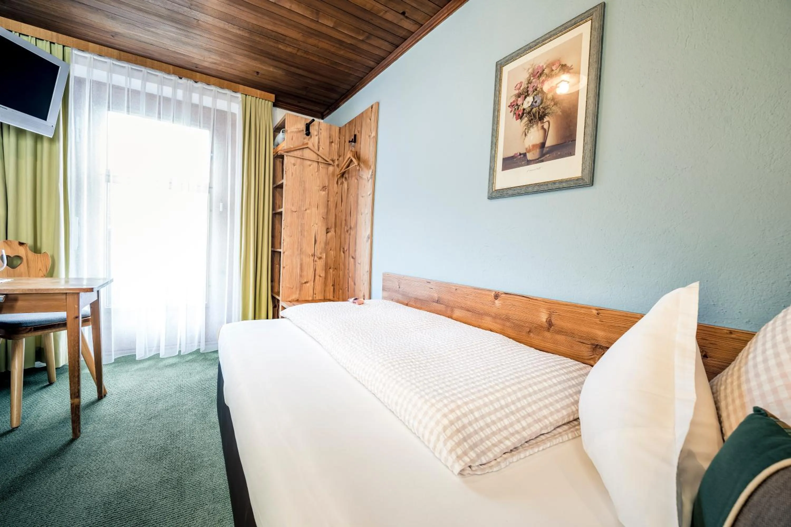 Bed in Pension der Steinbock - das 300 Jahre alte Bauernhaus - TIROL