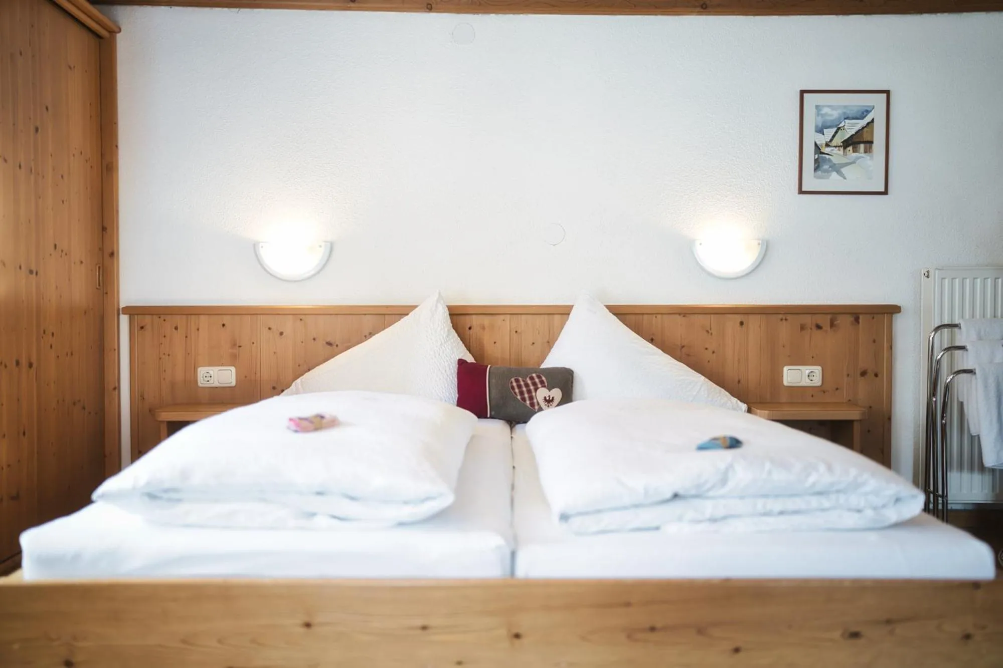 Bed in Pension der Steinbock - das 300 Jahre alte Bauernhaus - TIROL