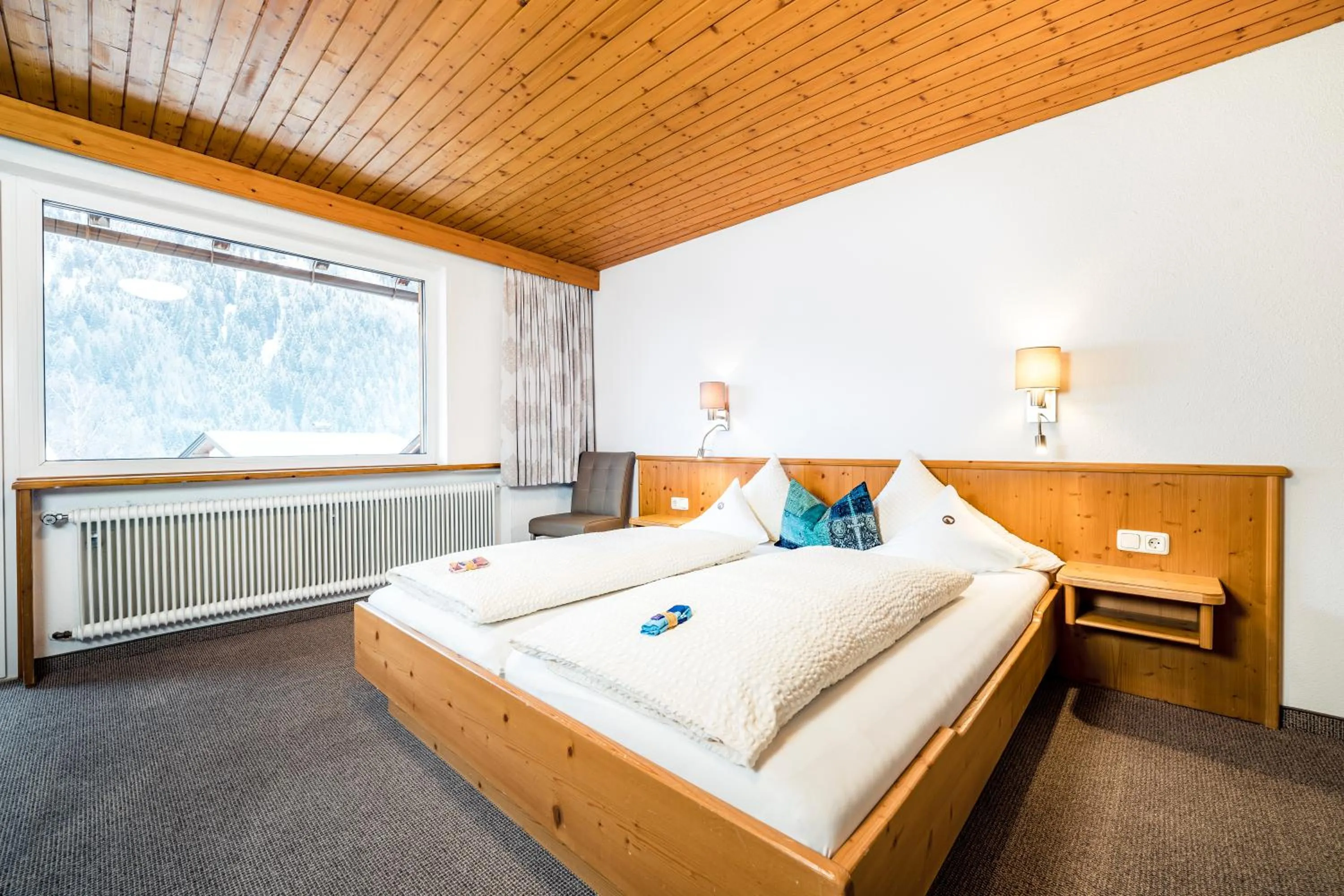 Bed in Pension der Steinbock - das 300 Jahre alte Bauernhaus - TIROL