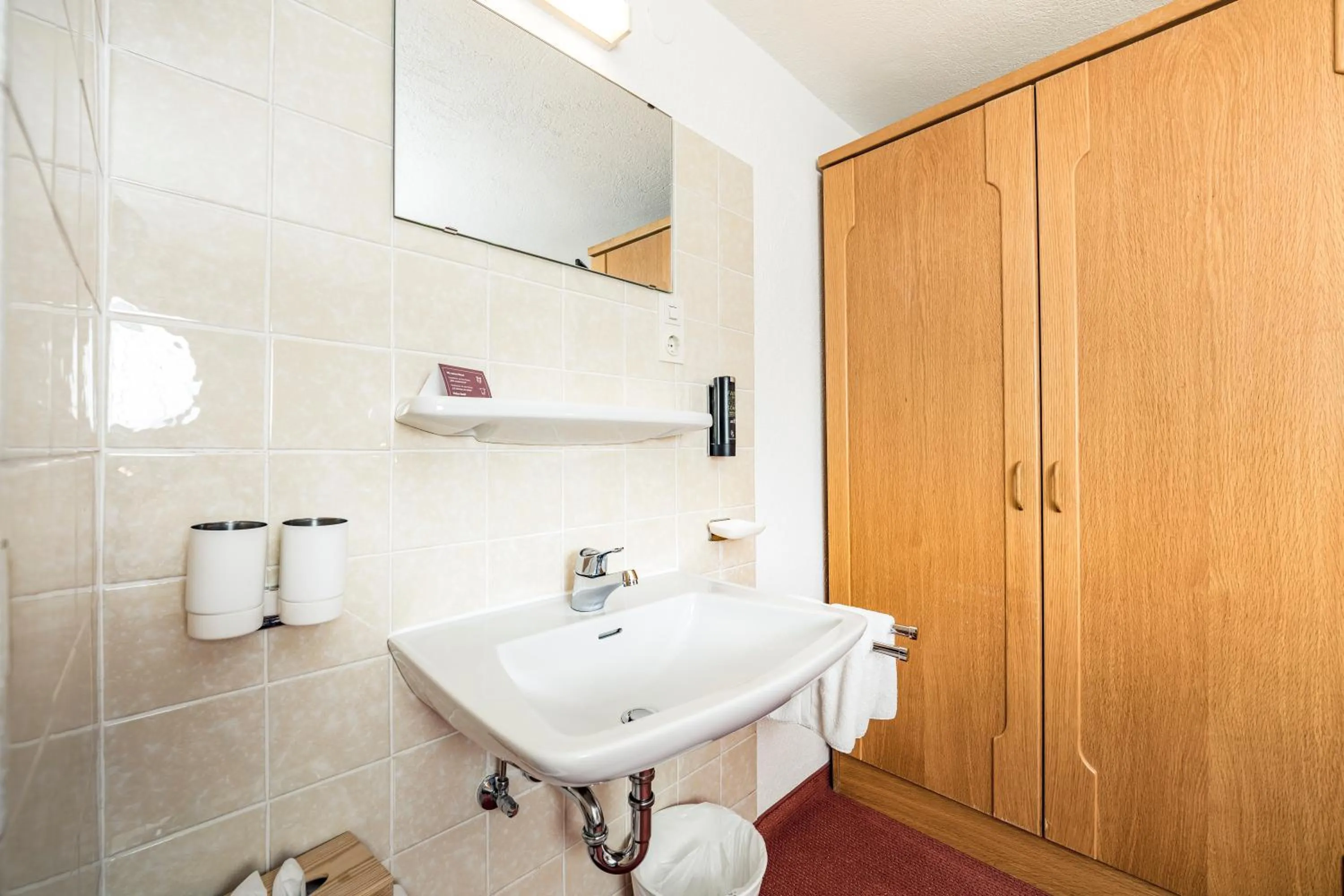 Bathroom in Pension der Steinbock - das 300 Jahre alte Bauernhaus - TIROL