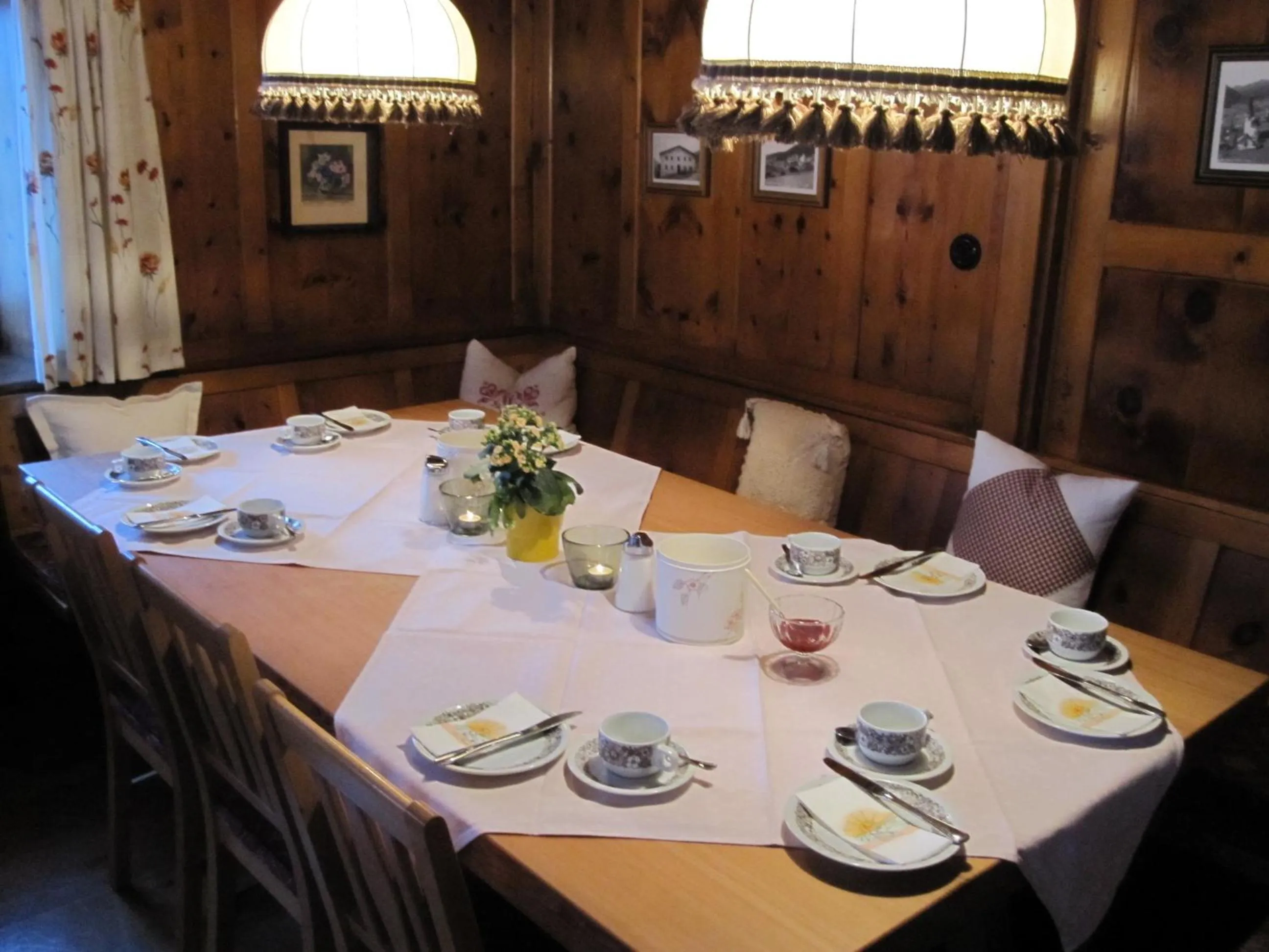 Restaurant/places to eat in Pension der Steinbock - das 300 Jahre alte Bauernhaus - TIROL