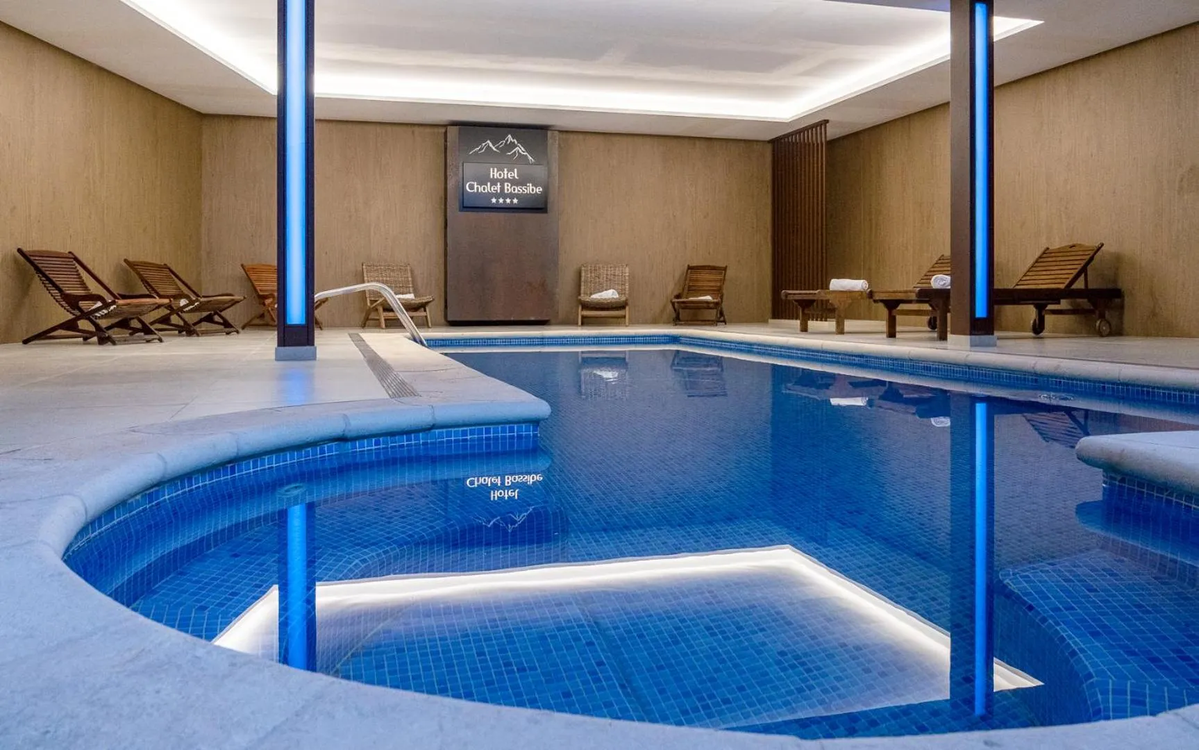 Swimming pool in Hotel Chalet Bassibe