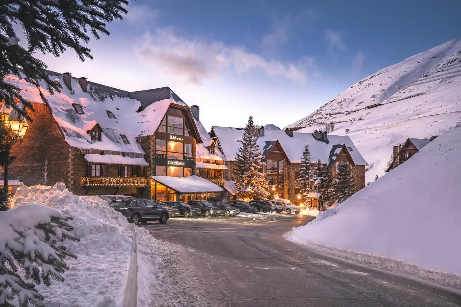 Property building in Hotel Chalet Bassibe