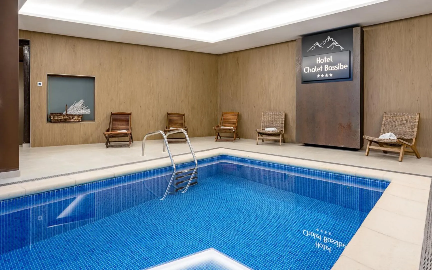 Swimming pool in Hotel Chalet Bassibe