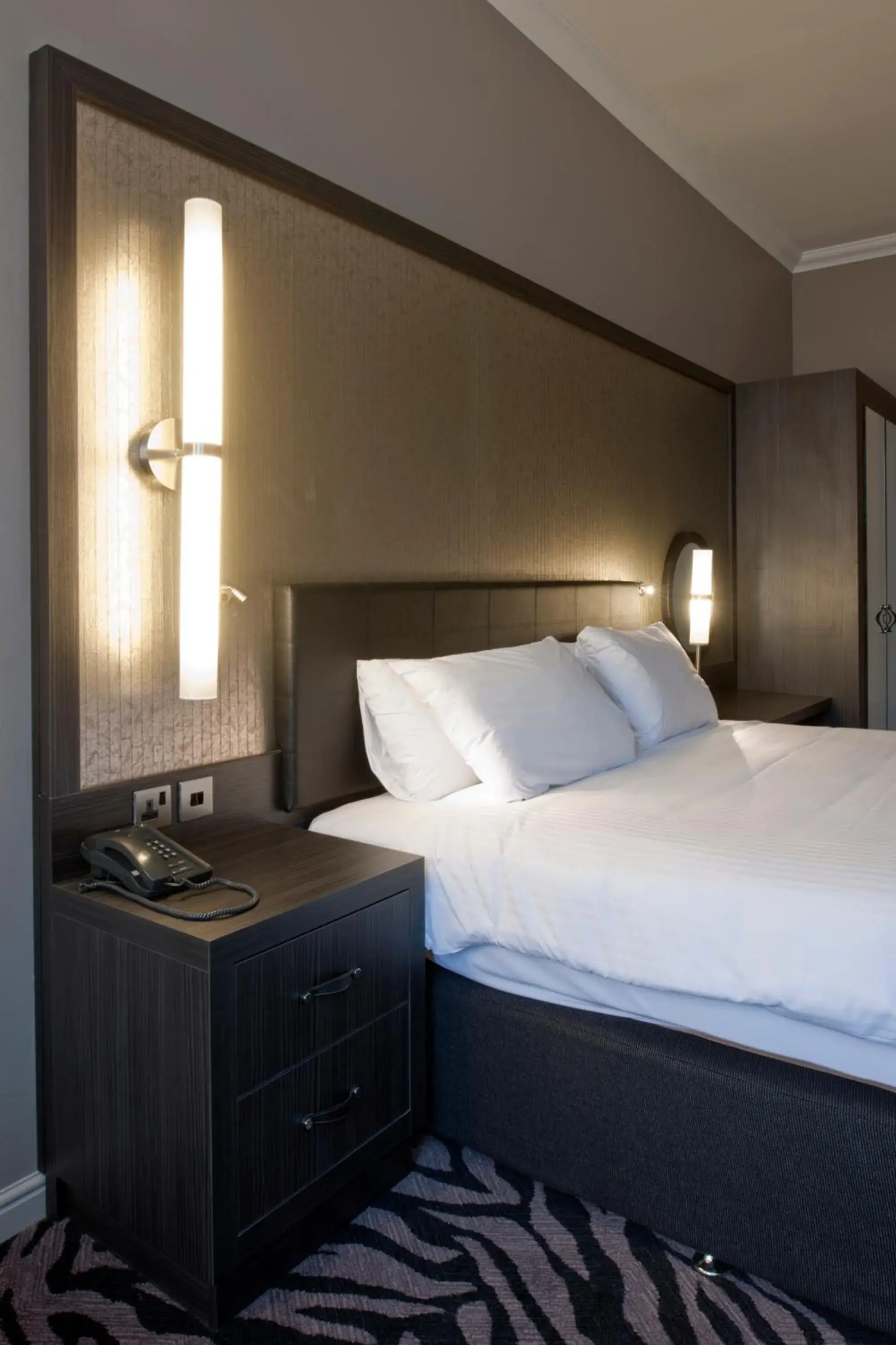 King Guest Room in Doubletree by Hilton Edinburgh City Centre King Guest Room in Doubletree by Hilton Edinburgh City Centre