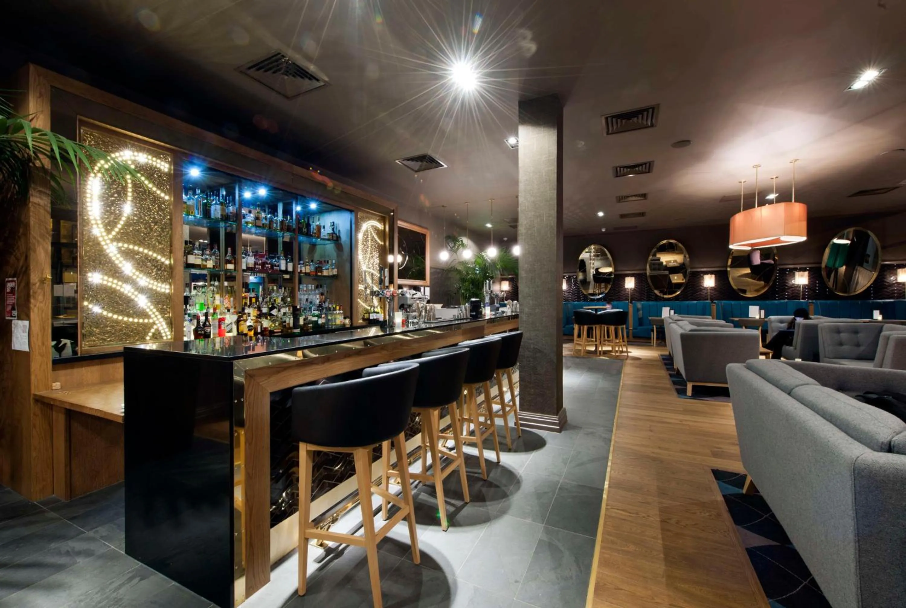 Lounge or bar in Doubletree by Hilton Edinburgh City Centre
