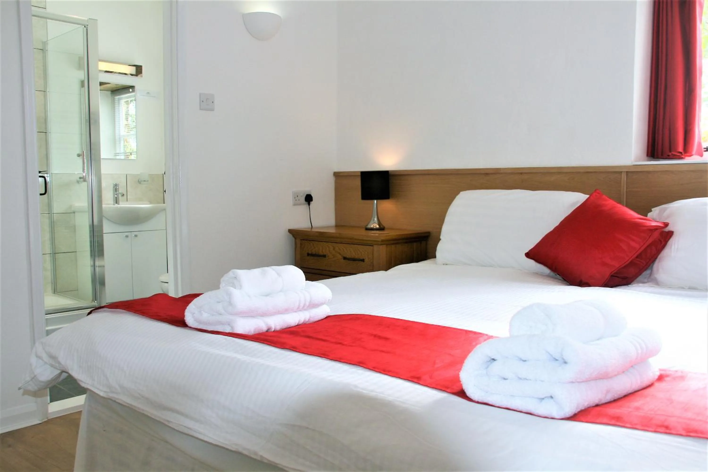 Bathroom, Bed in Glebe House Cottages