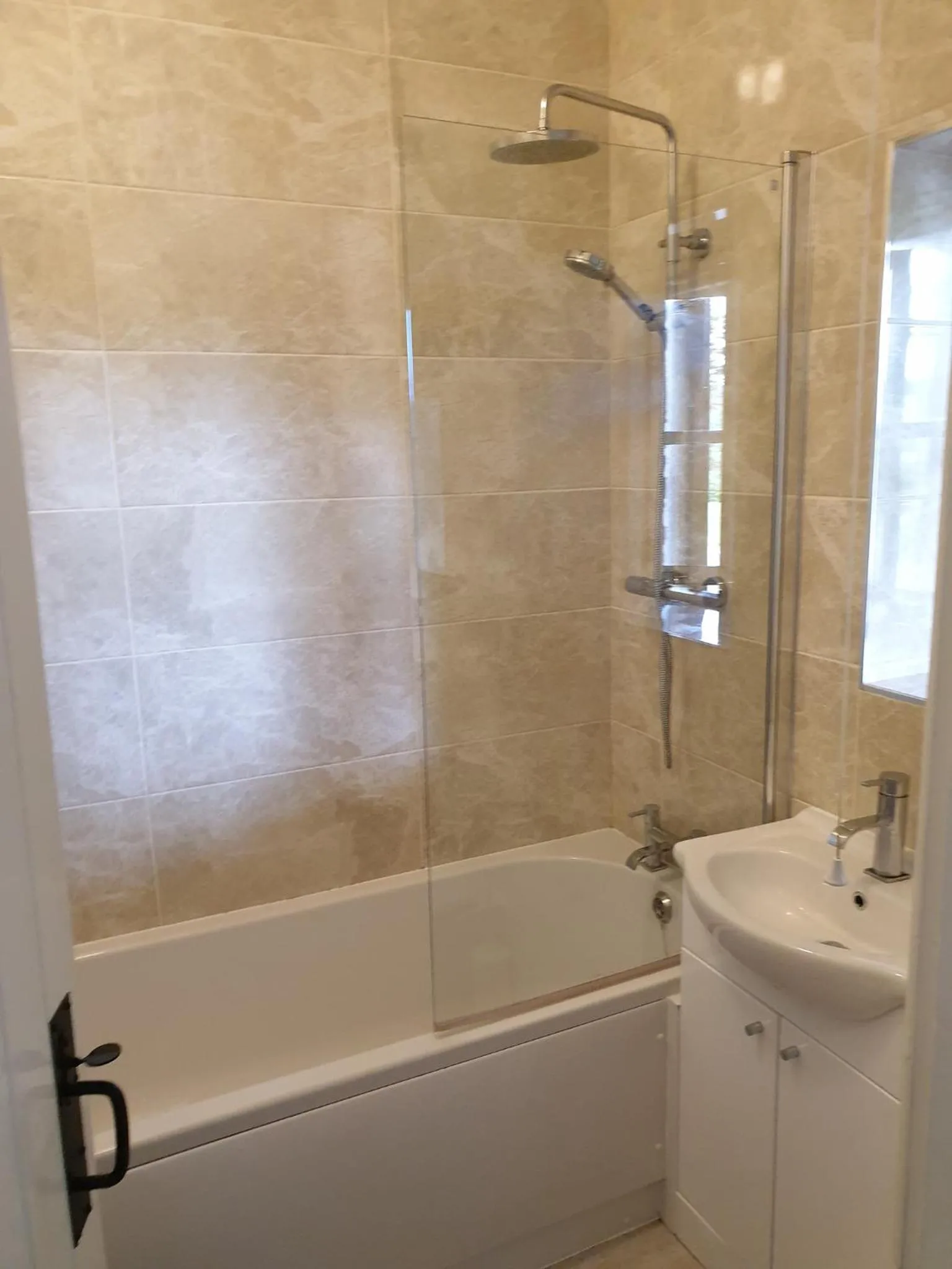 Shower in Glebe House Cottages