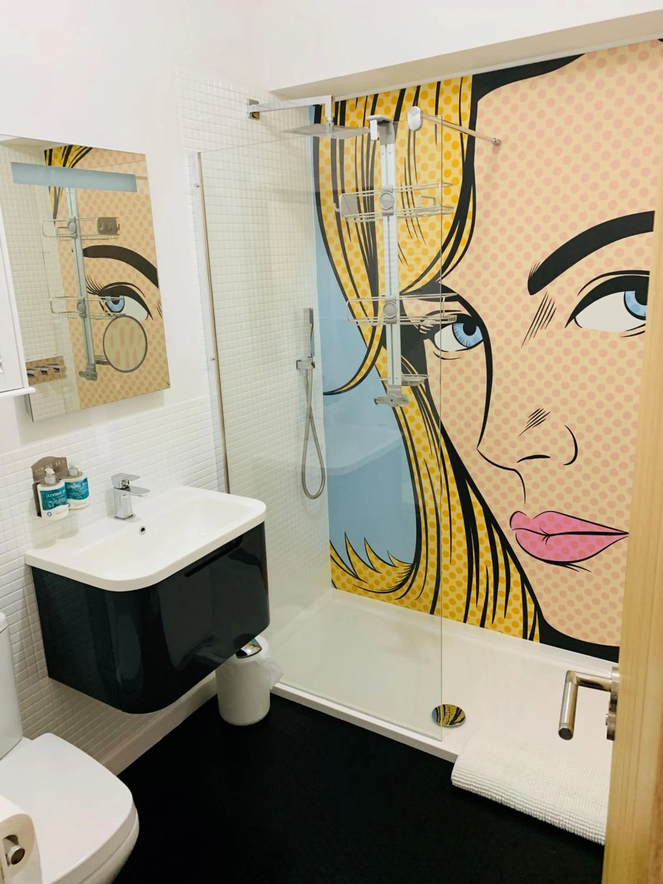 Shower in Porth Beach Hotel