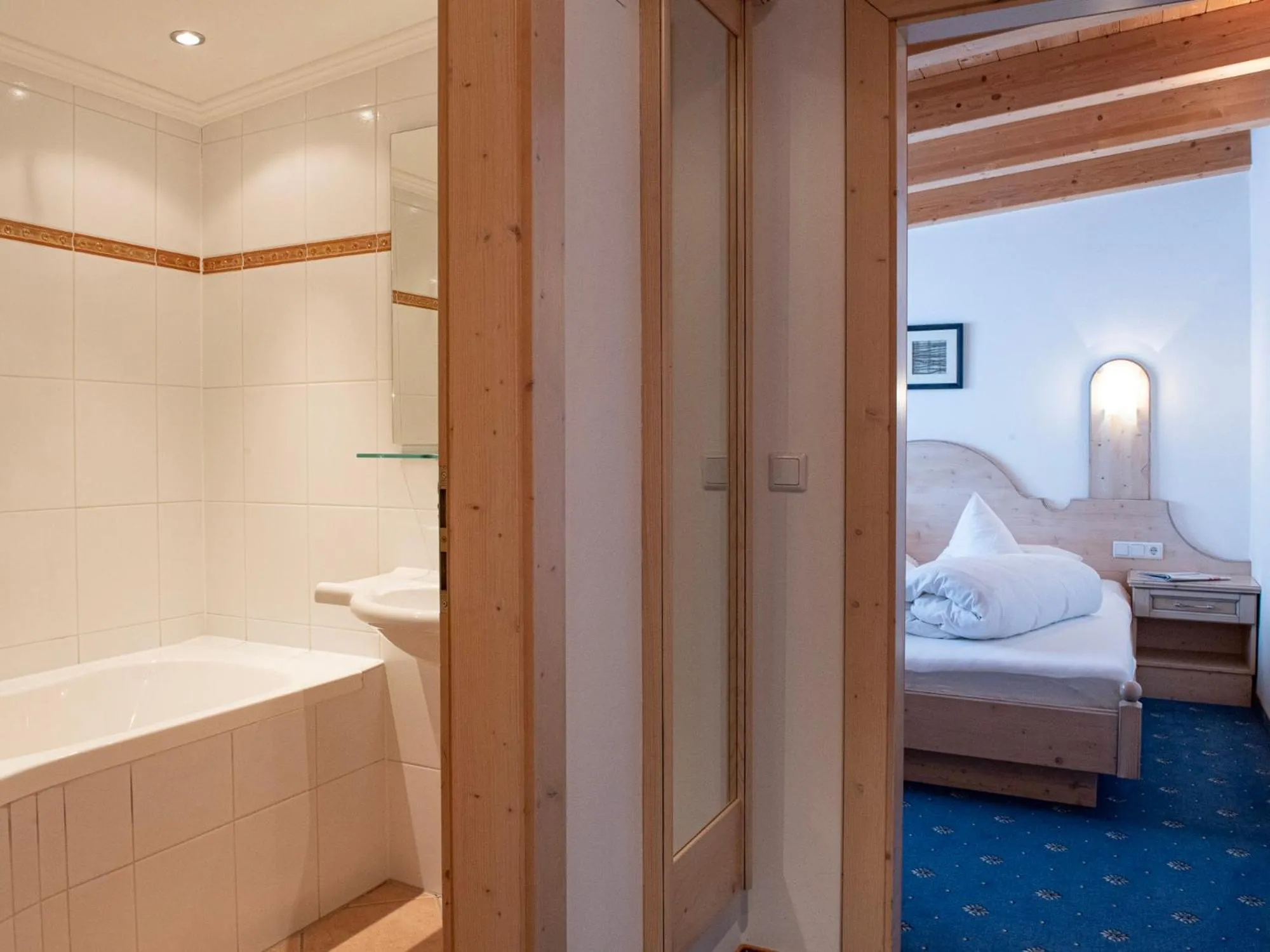 Bathroom, Bed in Glanzer Homes Hochsölden