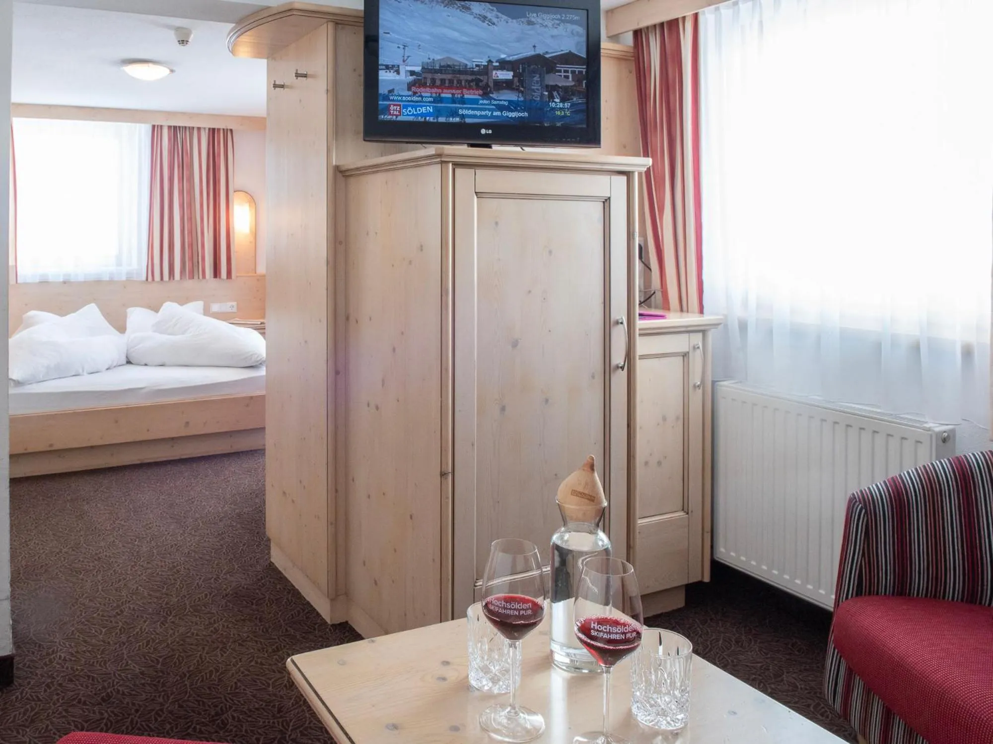 Alcoholic drinks, Bed in Glanzer Homes Hochsölden