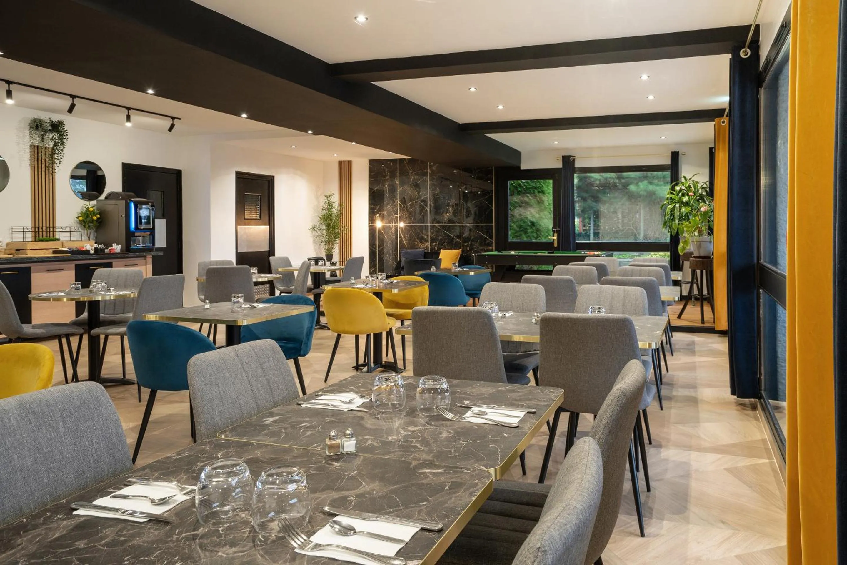Restaurant/places to eat in Sure Hotel by Best Western Rouvignies Valenciennes