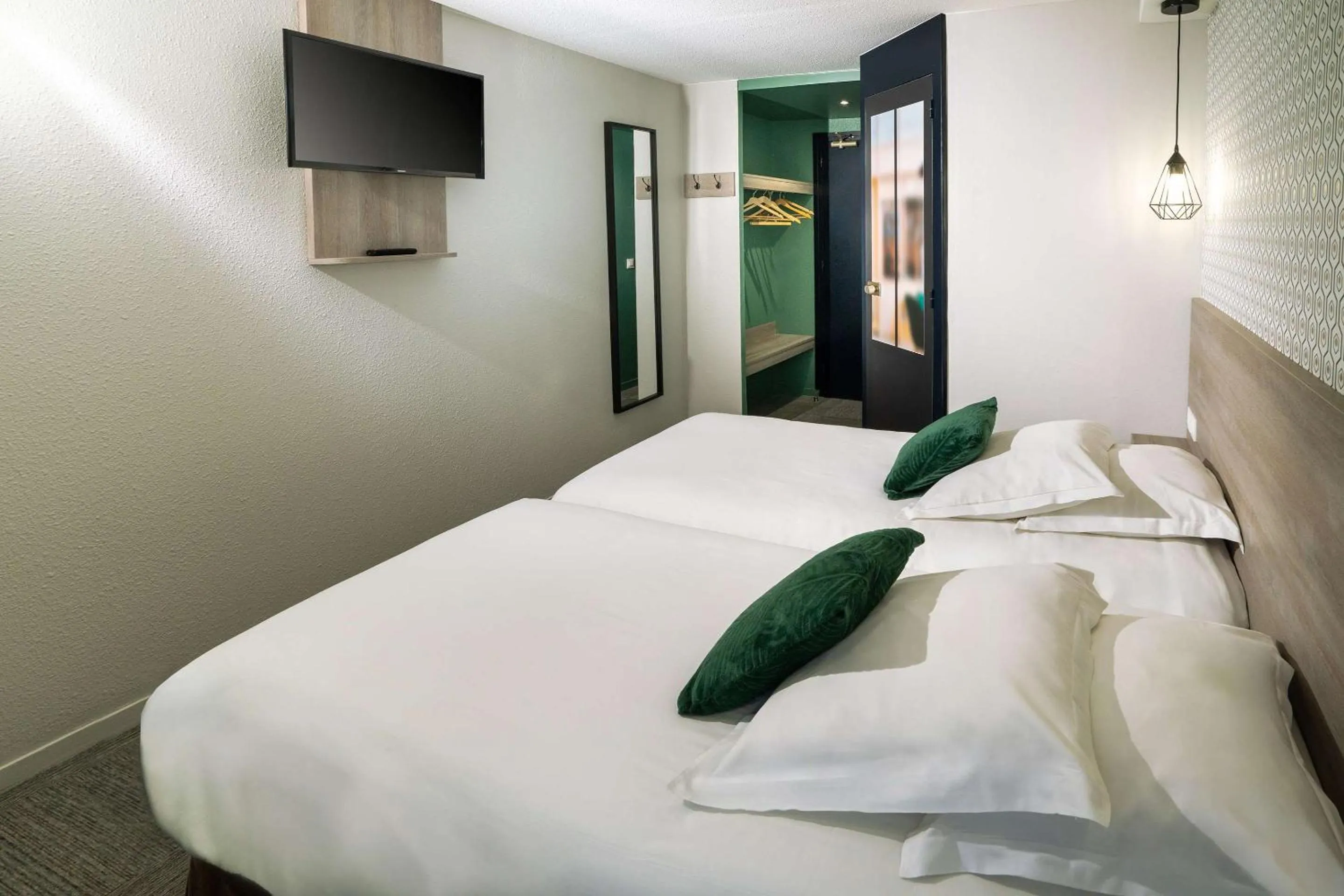 Bedroom, Bed in Sure Hotel by Best Western Rouvignies Valenciennes