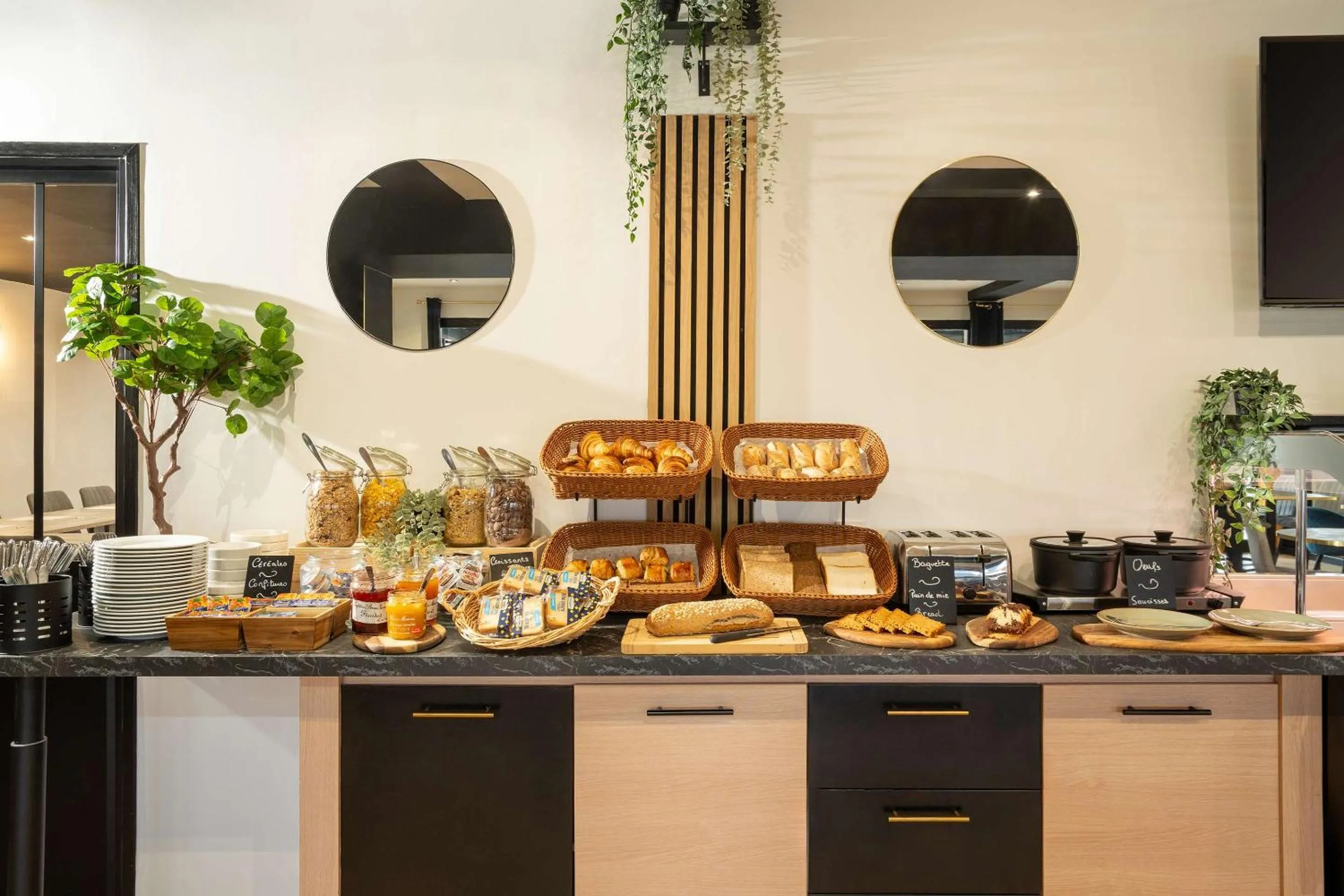 Breakfast in Sure Hotel by Best Western Rouvignies Valenciennes